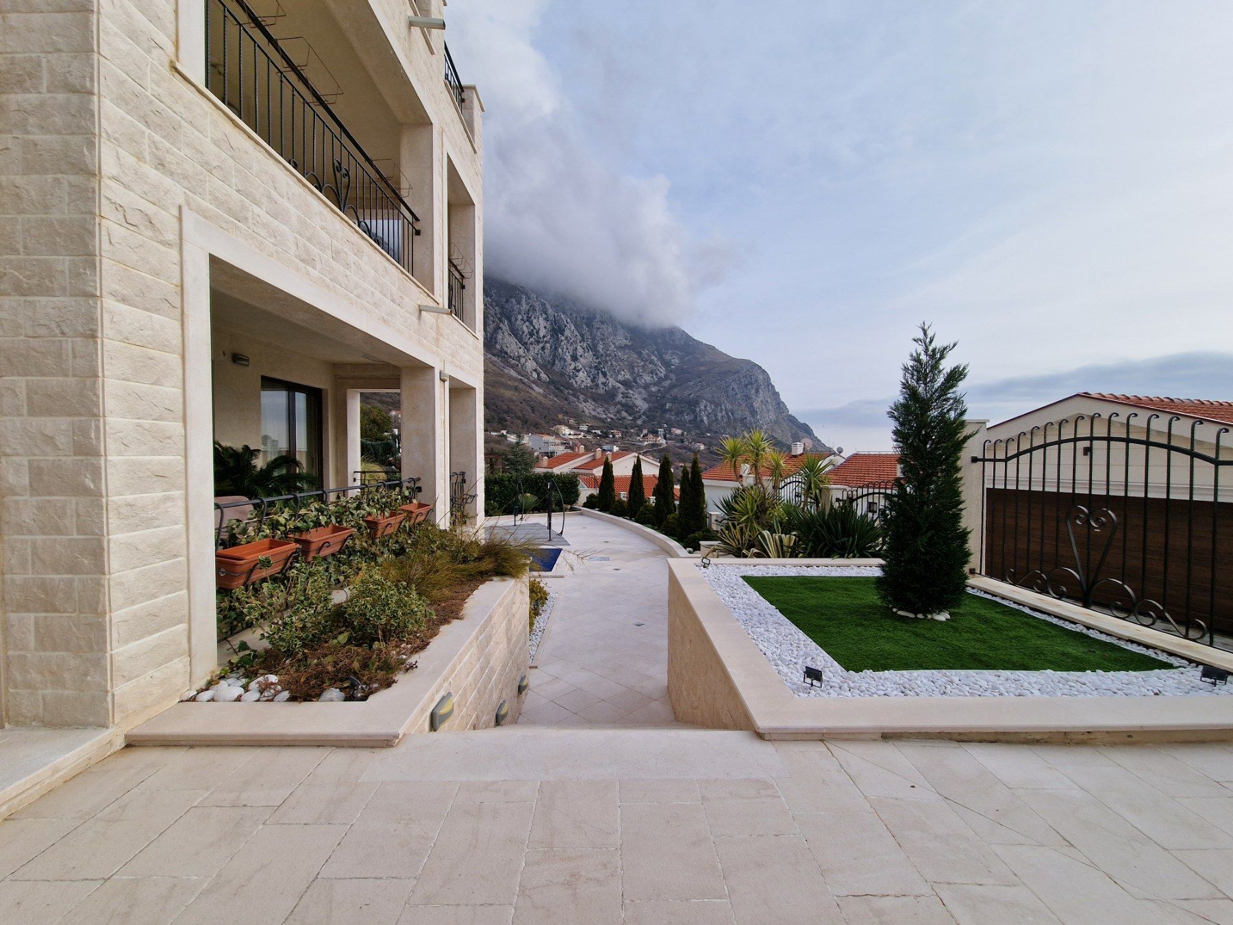 Prodaja-Ekskluzivna vila 364m2 sa bazenom i panoramskim pogledom,u naselju Carsko selo iznad ostrva Sveti Stefan (Budvanska rivijera) - Amfora Real Estate