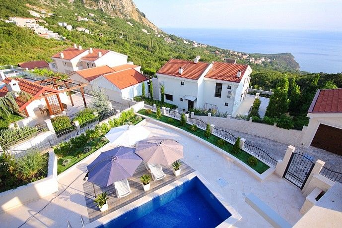 Prodaja-Ekskluzivna vila 364m2 sa bazenom i panoramskim pogledom,u naselju Carsko selo iznad ostrva Sveti Stefan (Budvanska rivijera) - Amfora Real Estate