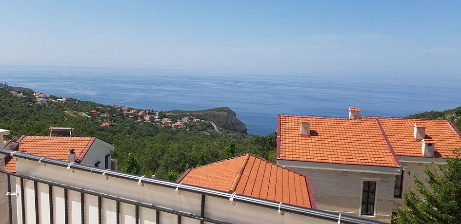 Prodaja-Ekskluzivna vila 364m2 sa bazenom i panoramskim pogledom,u naselju Carsko selo iznad ostrva Sveti Stefan (Budvanska rivijera) - Amfora Real Estate