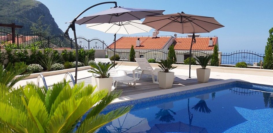 Prodaja-Ekskluzivna vila 364m2 sa bazenom i panoramskim pogledom,u naselju Carsko selo iznad ostrva Sveti Stefan (Budvanska rivijera) - Amfora Real Estate