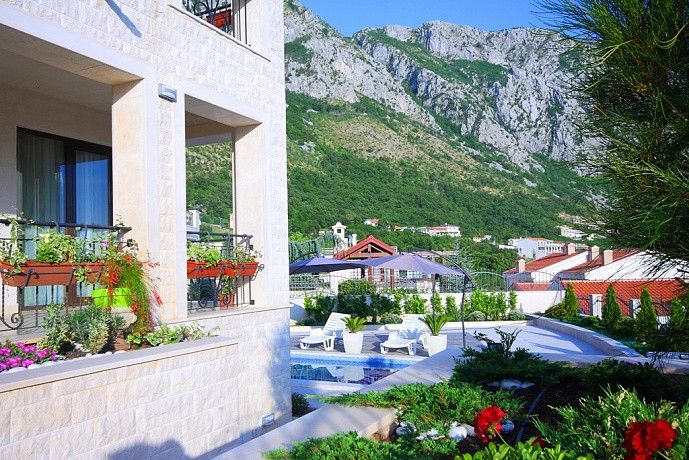 Prodaja-Ekskluzivna vila 364m2 sa bazenom i panoramskim pogledom,u naselju Carsko selo iznad ostrva Sveti Stefan (Budvanska rivijera) - Amfora Real Estate