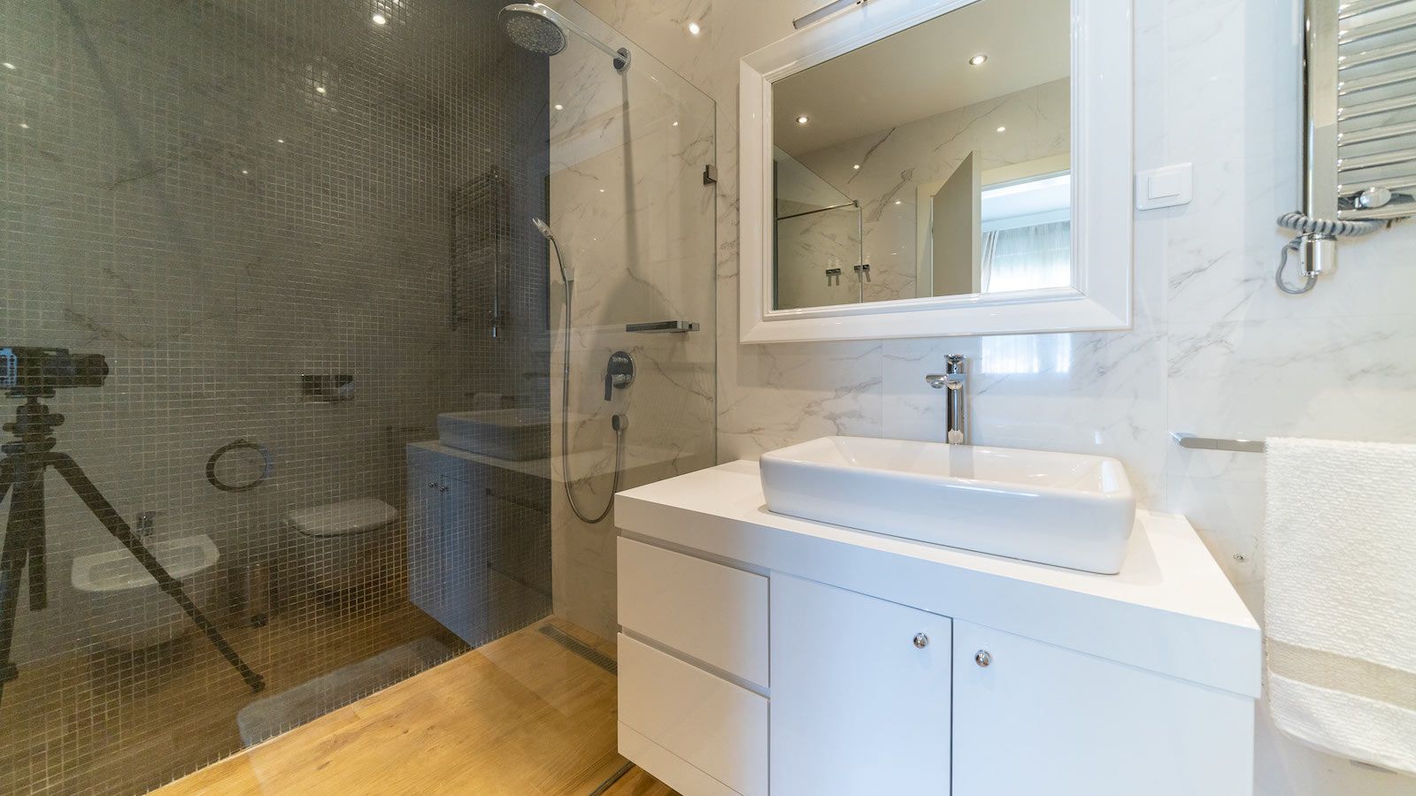 Luksuzan dvosoban stan 121m2 na drugoj liniji do mora, pogled na more, moderan dizajn i enterijer, NA SAMO 100 METARA OD MORA – BUDVA.. - Amfora Real Estate