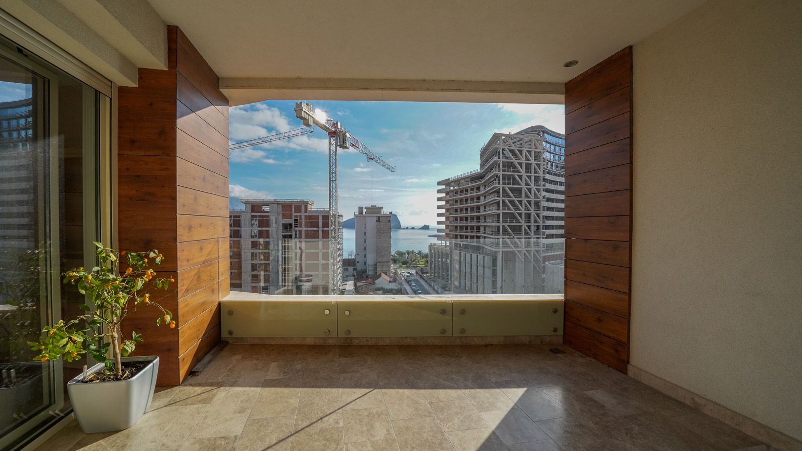 Luksuzan dvosoban stan 121m2 na drugoj liniji do mora, pogled na more, moderan dizajn i enterijer, NA SAMO 100 METARA OD MORA – BUDVA.. - Amfora Real Estate