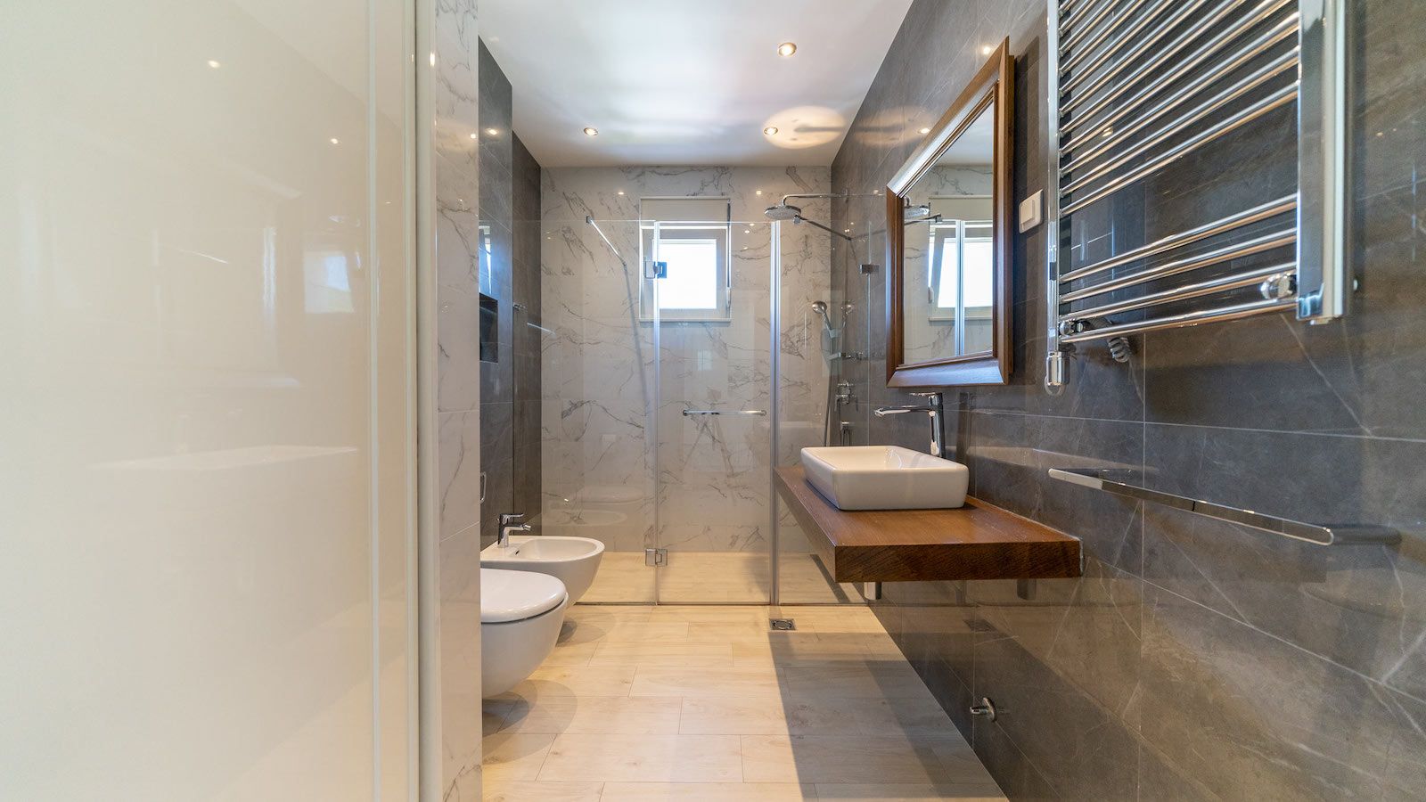 Luksuzan dvosoban stan 121m2 na drugoj liniji do mora, pogled na more, moderan dizajn i enterijer, NA SAMO 100 METARA OD MORA – BUDVA.. - Amfora Real Estate