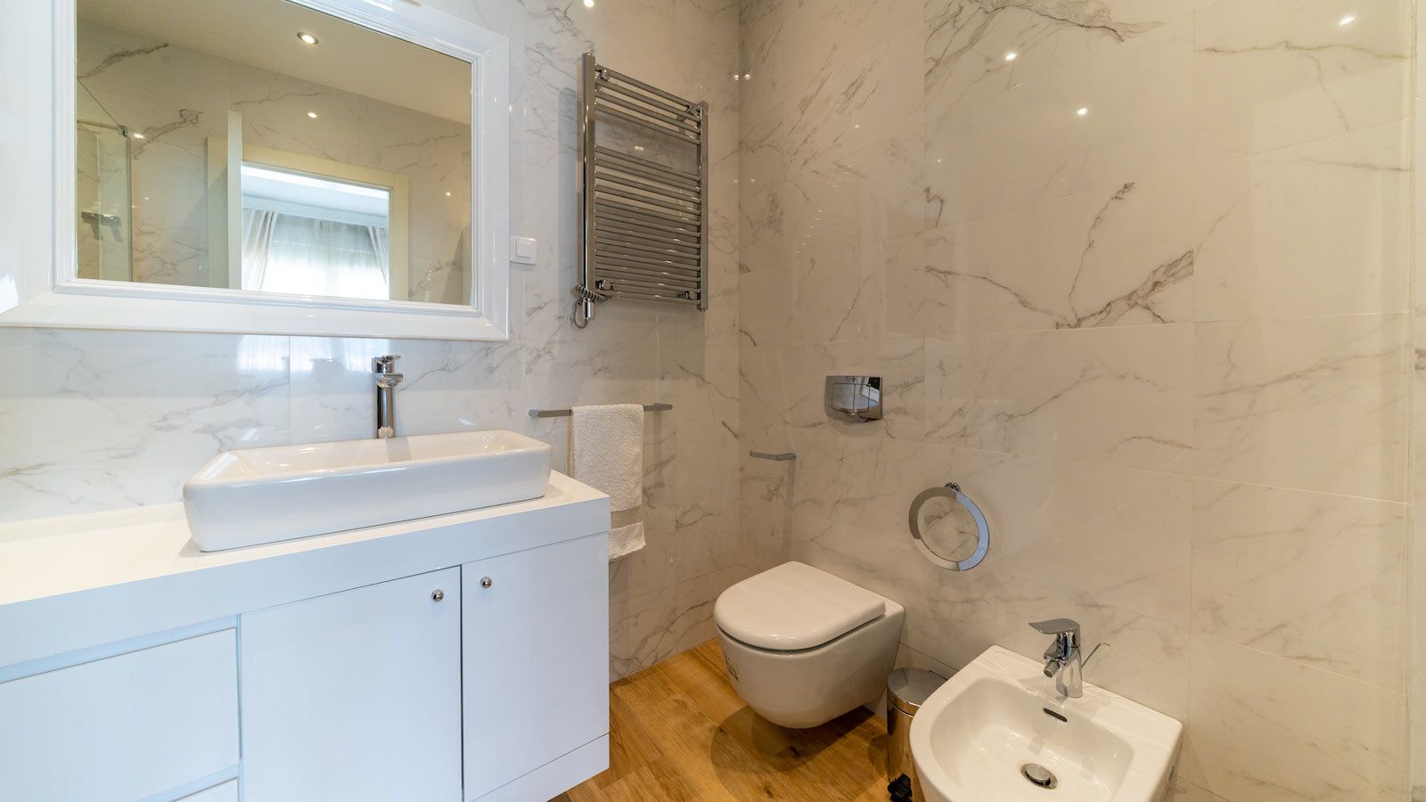 Luksuzan dvosoban stan 121m2 na drugoj liniji do mora, pogled na more, moderan dizajn i enterijer, NA SAMO 100 METARA OD MORA – BUDVA.. - Amfora Real Estate