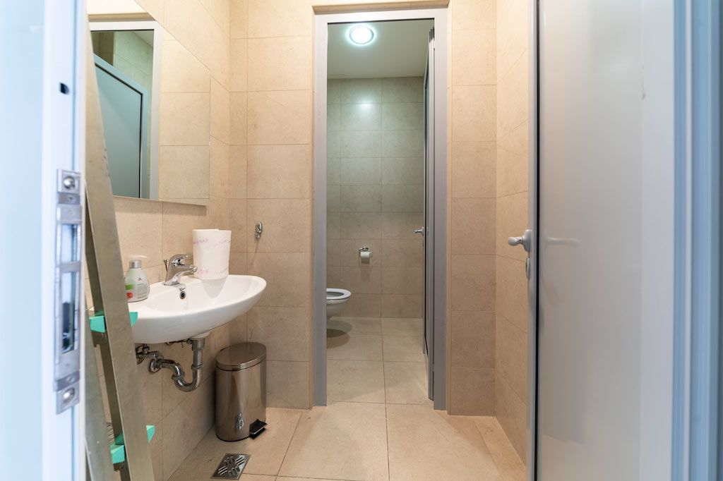 Poslovni prostor (70m2) visoke klase u  kompleksu TQ Plaza u strogom centru Budve - Amfora Real Estate