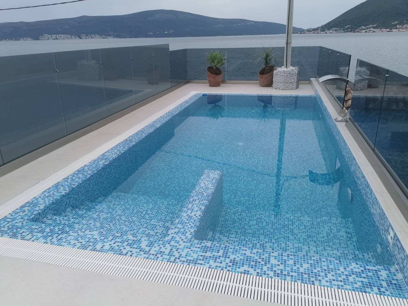 Prelepa kamena vila sa bazenom i sopstvenom plažom na samoj obali mora,Tivat. - Amfora Real Estate