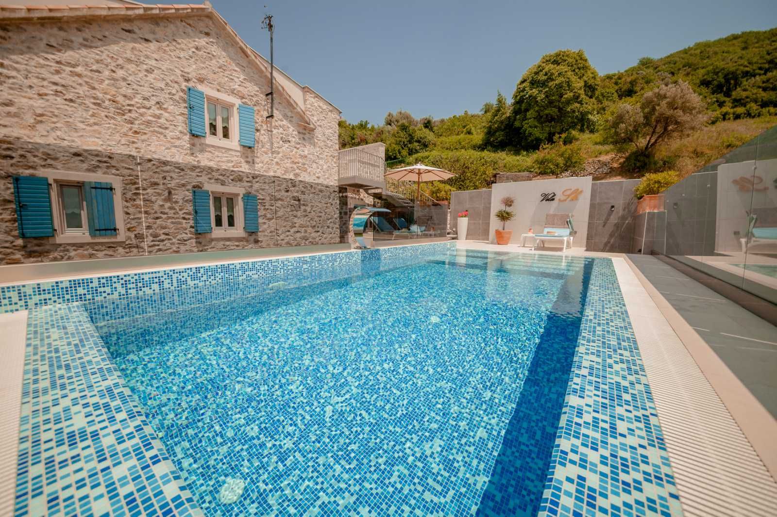 Prelepa kamena vila sa bazenom i sopstvenom plažom na samoj obali mora,Tivat. - Amfora Real Estate