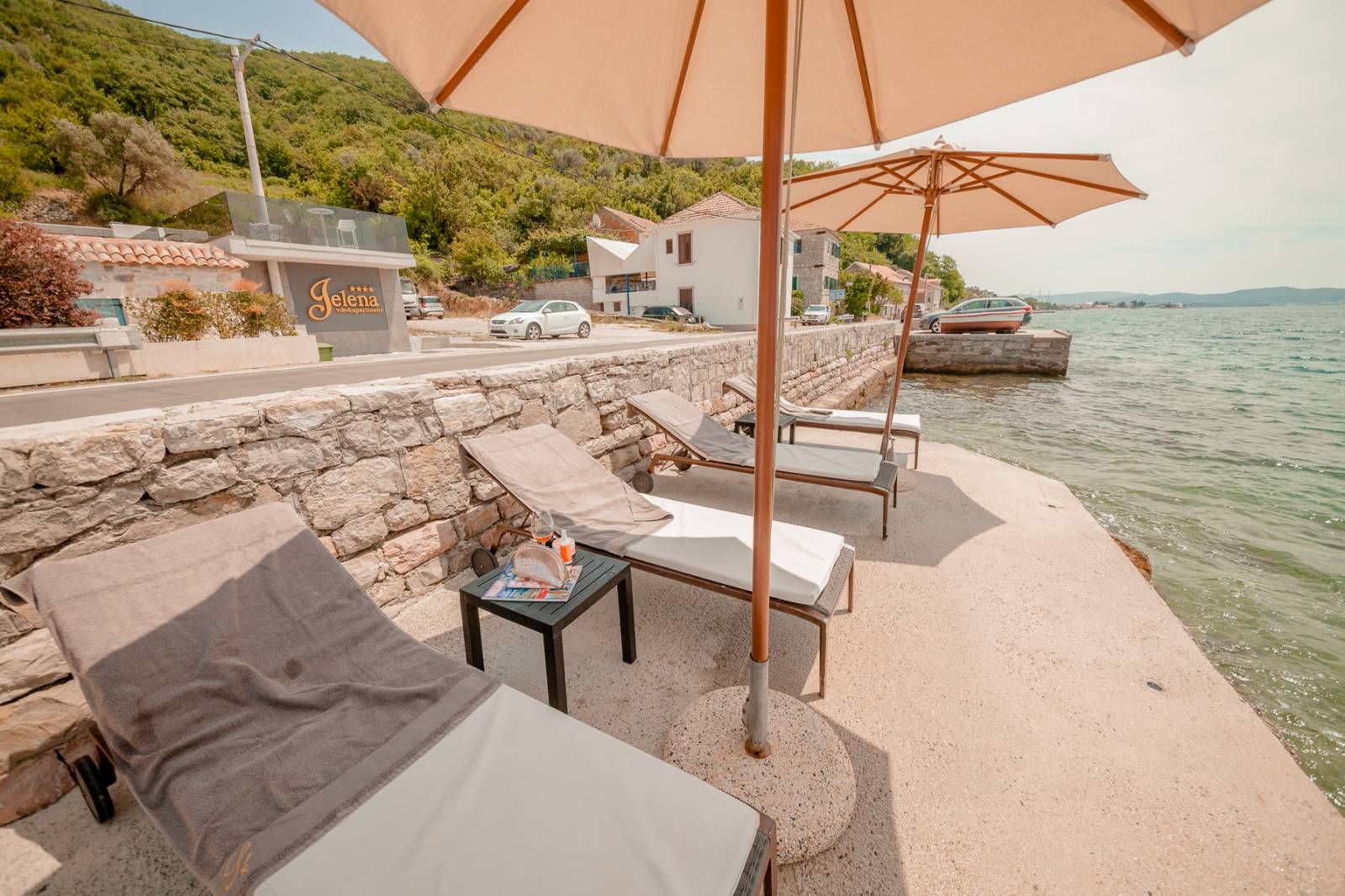 Prelepa kamena vila sa bazenom i sopstvenom plažom na samoj obali mora,Tivat. - Amfora Real Estate