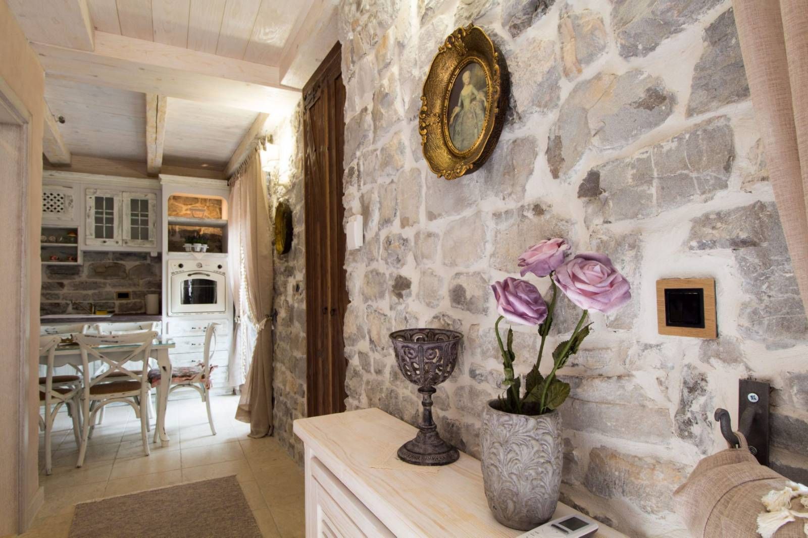 Prelepa kamena vila sa bazenom i sopstvenom plažom na samoj obali mora,Tivat. - Amfora Real Estate