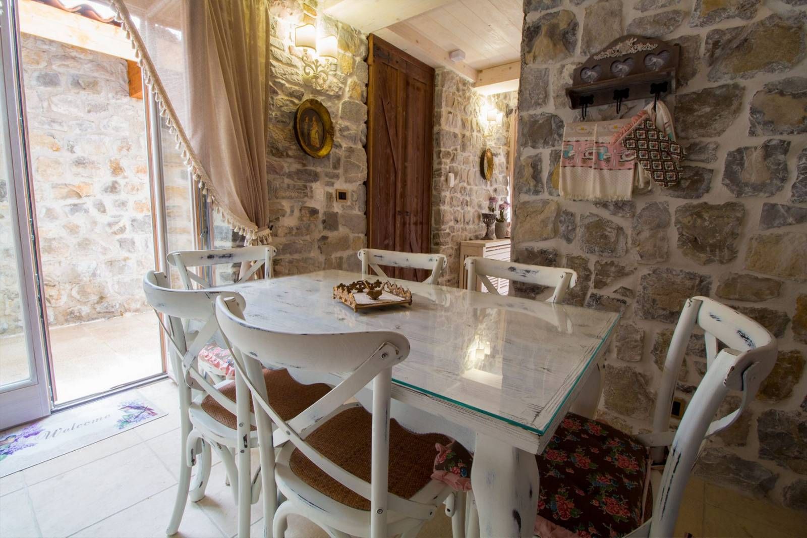 Prelepa kamena vila sa bazenom i sopstvenom plažom na samoj obali mora,Tivat. - Amfora Real Estate