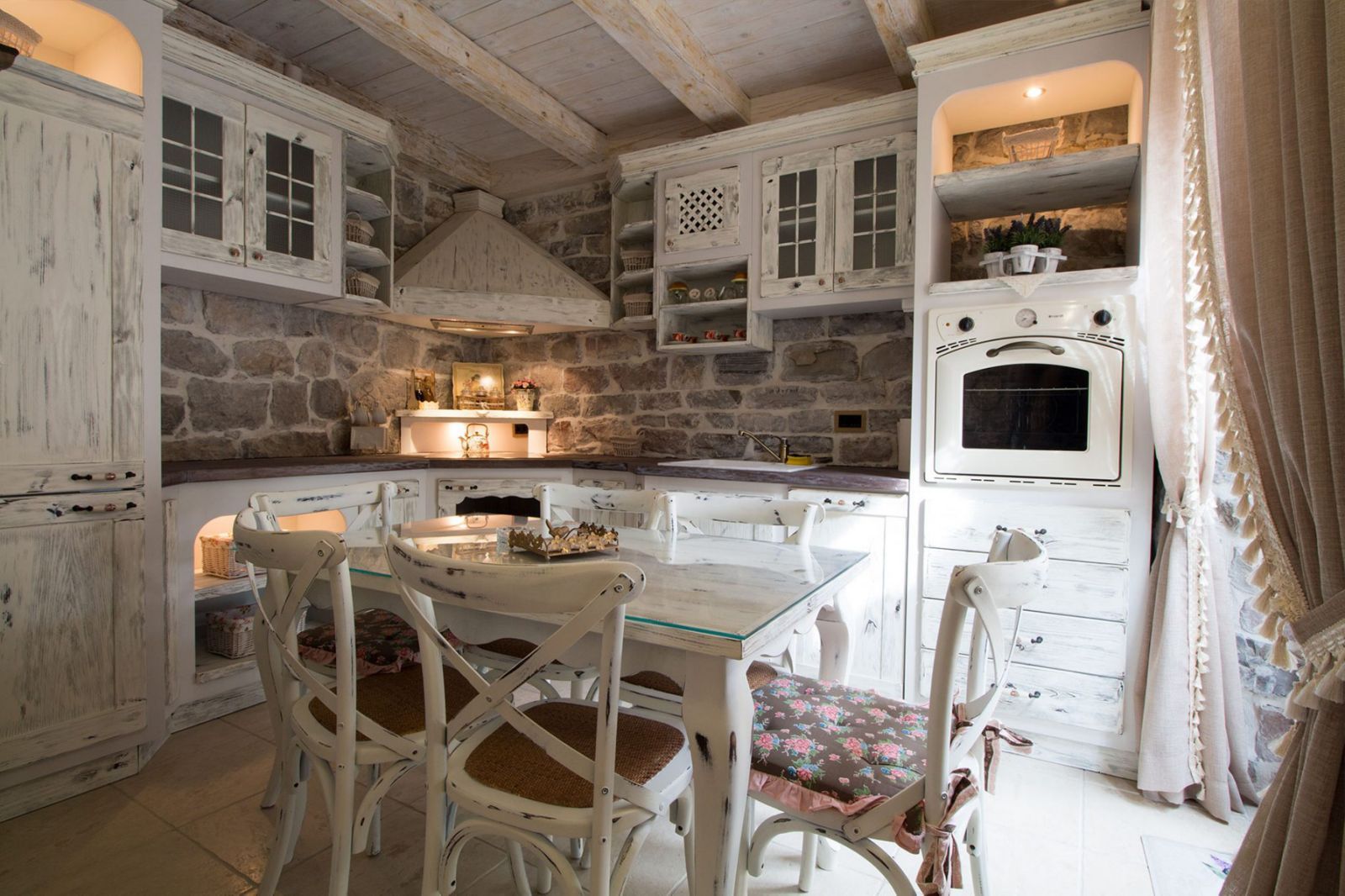 Prelepa kamena vila sa bazenom i sopstvenom plažom na samoj obali mora,Tivat. - Amfora Real Estate