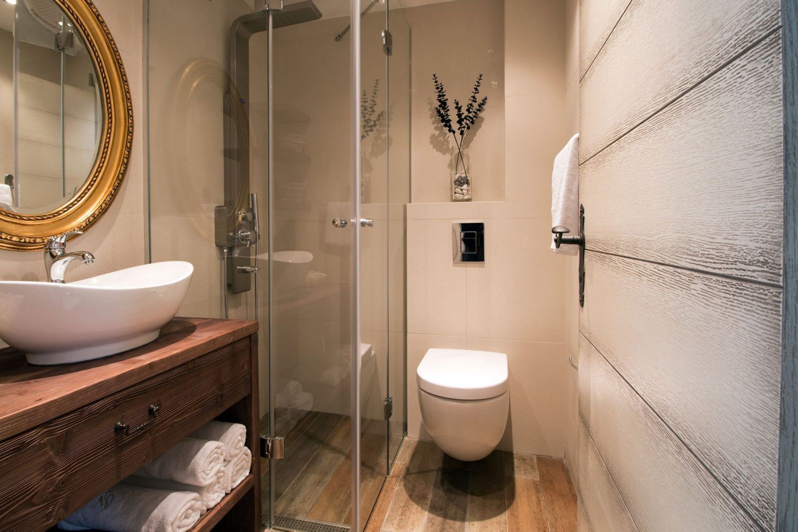 Prelepa kamena vila sa bazenom i sopstvenom plažom na samoj obali mora,Tivat. - Amfora Real Estate