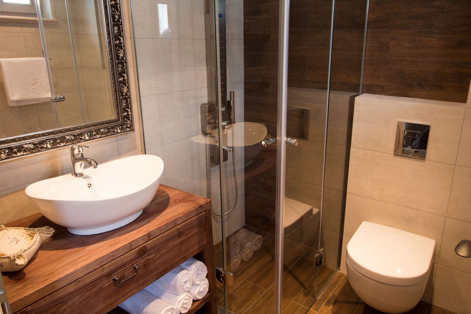 Prelepa kamena vila sa bazenom i sopstvenom plažom na samoj obali mora,Tivat. - Amfora Real Estate