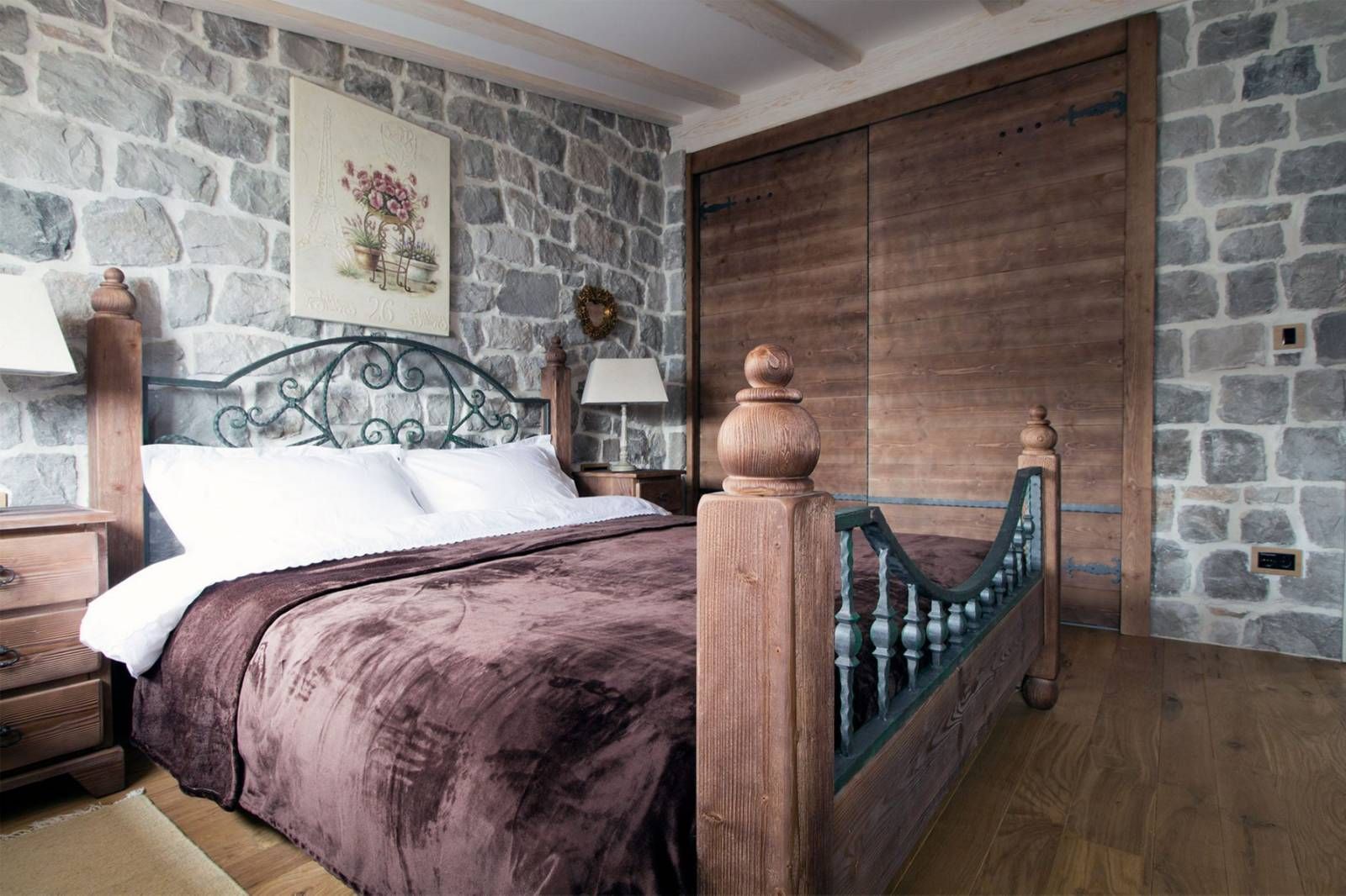 Prelepa kamena vila sa bazenom i sopstvenom plažom na samoj obali mora,Tivat. - Amfora Real Estate