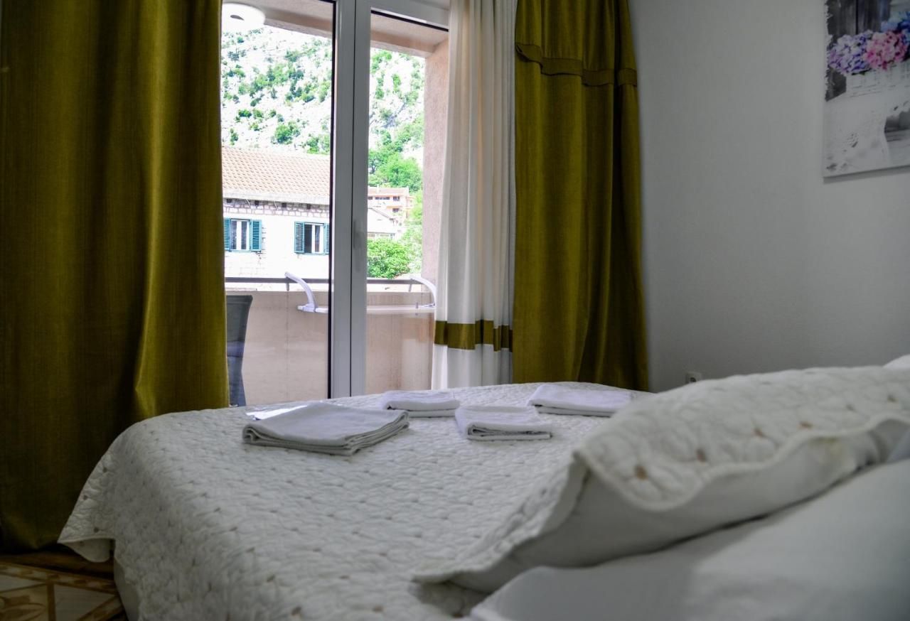 Hotel 550m2 na samo 50 metara od mora i 100 metara od istorijskog centra grada,Kotor. - Amfora Real Estate