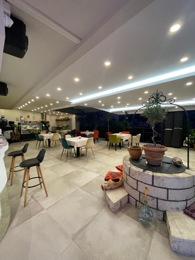 Hotel 550m2 na samo 50 metara od mora i 100 metara od istorijskog centra grada,Kotor. - Amfora Real Estate