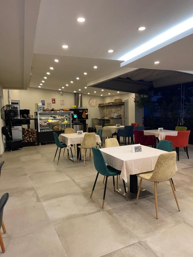 Hotel 550m2 na samo 50 metara od mora i 100 metara od istorijskog centra grada,Kotor. - Amfora Real Estate