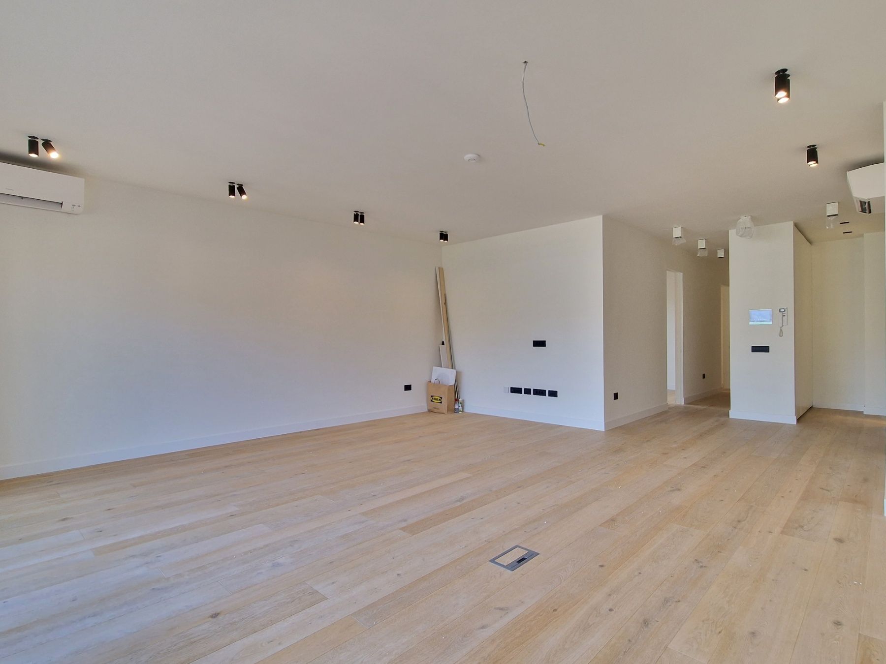 EKSKLUZIVAN TROSOBAN STAN (149m2) SA PANORAMSKIM POGLEDOM NA MORE I DVA PARKING MESTA NA SAMO 150 METARA OD MORA.GOSPOSTINA -BUDVA - Amfora Real Estate