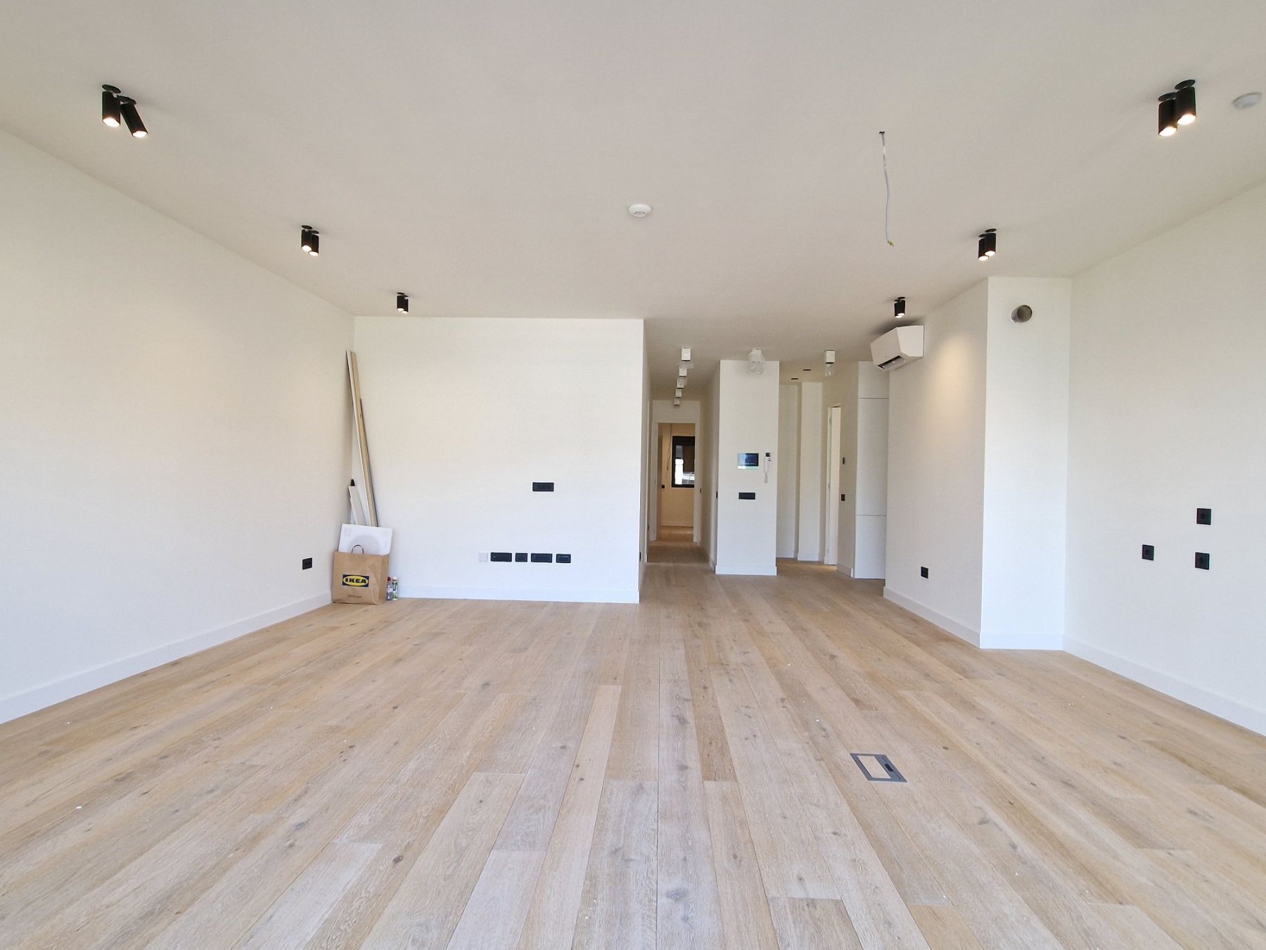 EKSKLUZIVAN TROSOBAN STAN (149m2) SA PANORAMSKIM POGLEDOM NA MORE I DVA PARKING MESTA NA SAMO 150 METARA OD MORA.GOSPOSTINA -BUDVA - Amfora Real Estate