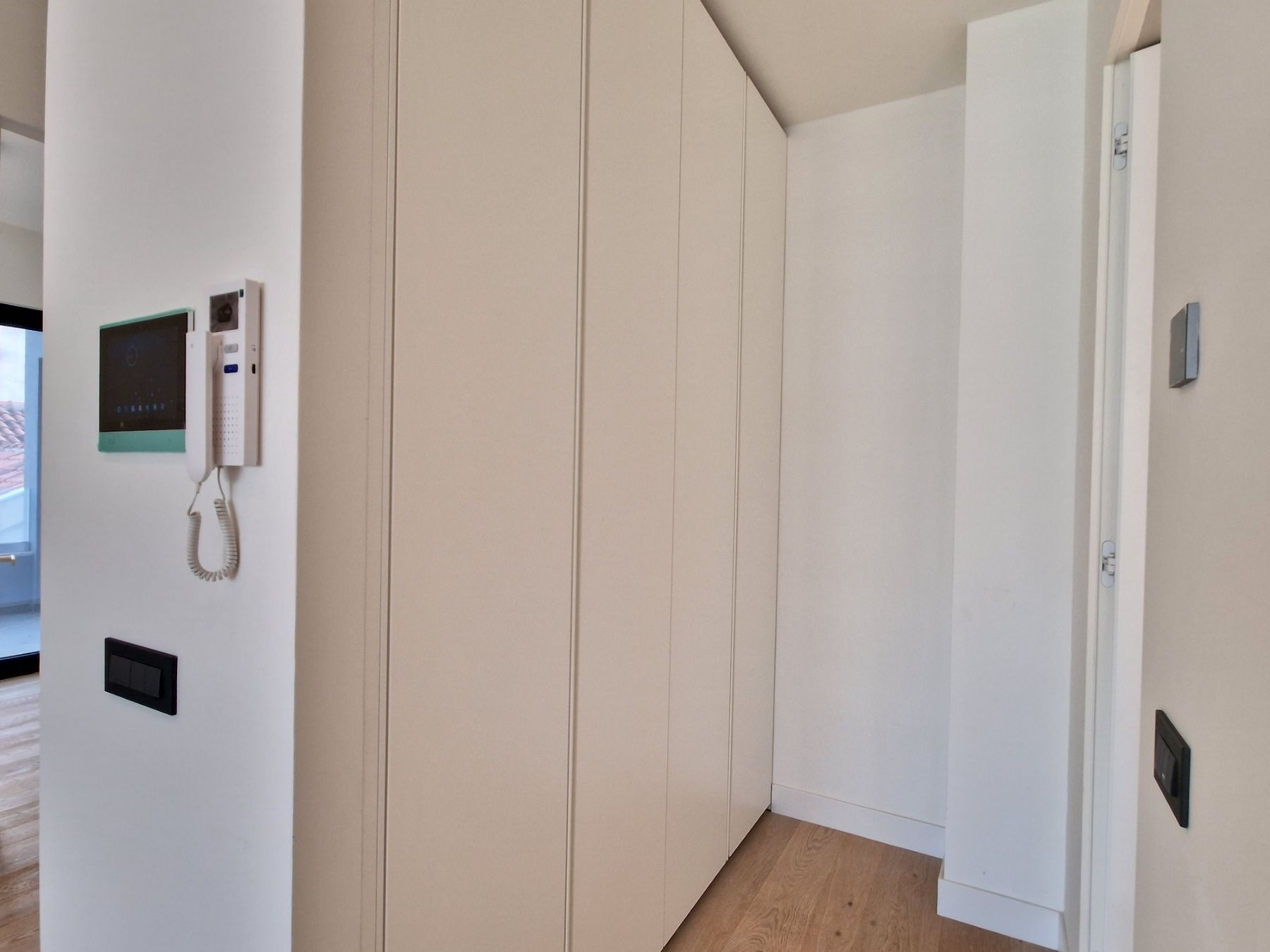 EKSKLUZIVAN TROSOBAN STAN (149m2) SA PANORAMSKIM POGLEDOM NA MORE I DVA PARKING MESTA NA SAMO 150 METARA OD MORA.GOSPOSTINA -BUDVA - Amfora Real Estate