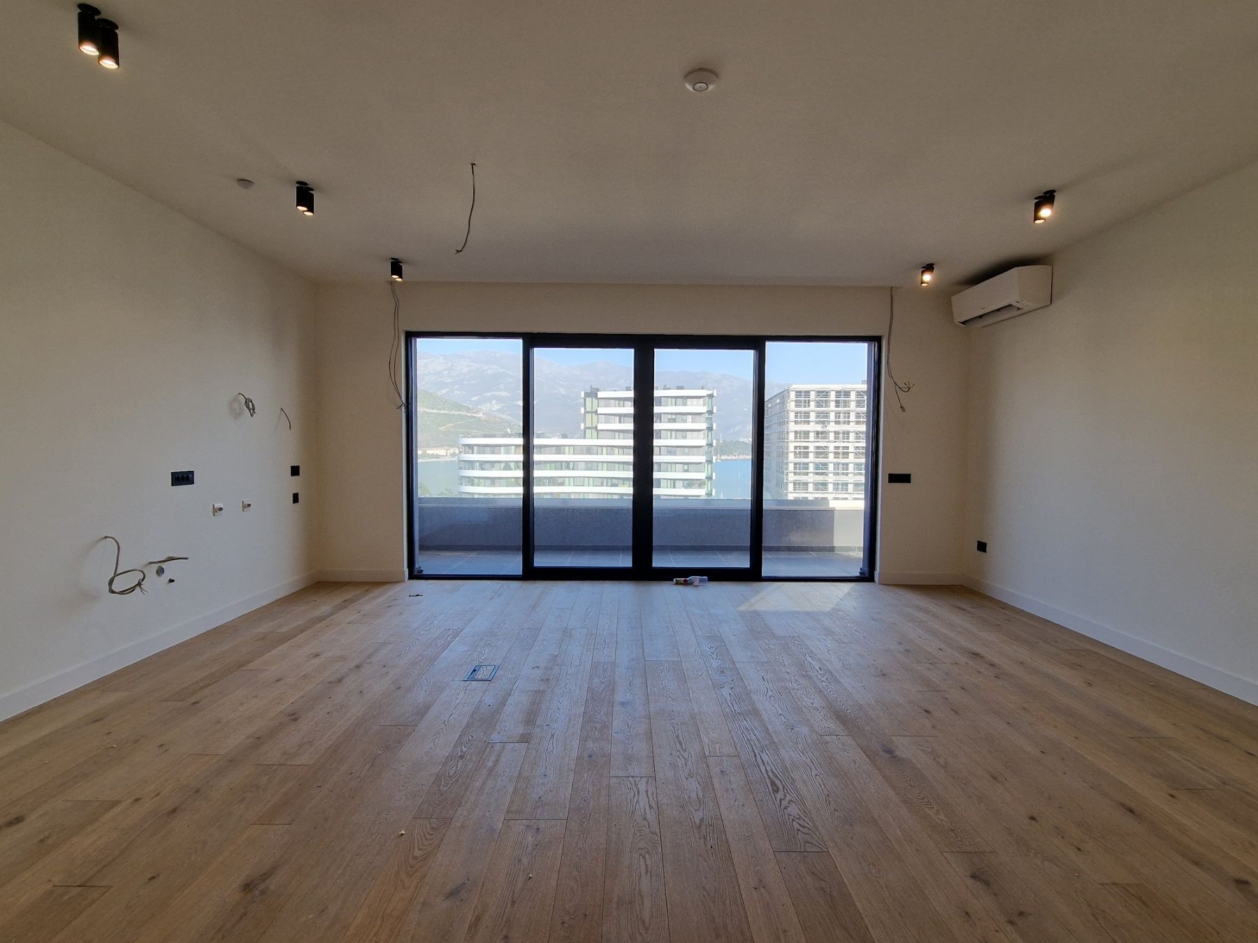 EKSKLUZIVAN TROSOBAN STAN (149m2) SA PANORAMSKIM POGLEDOM NA MORE I DVA PARKING MESTA NA SAMO 150 METARA OD MORA.GOSPOSTINA -BUDVA - Amfora Real Estate