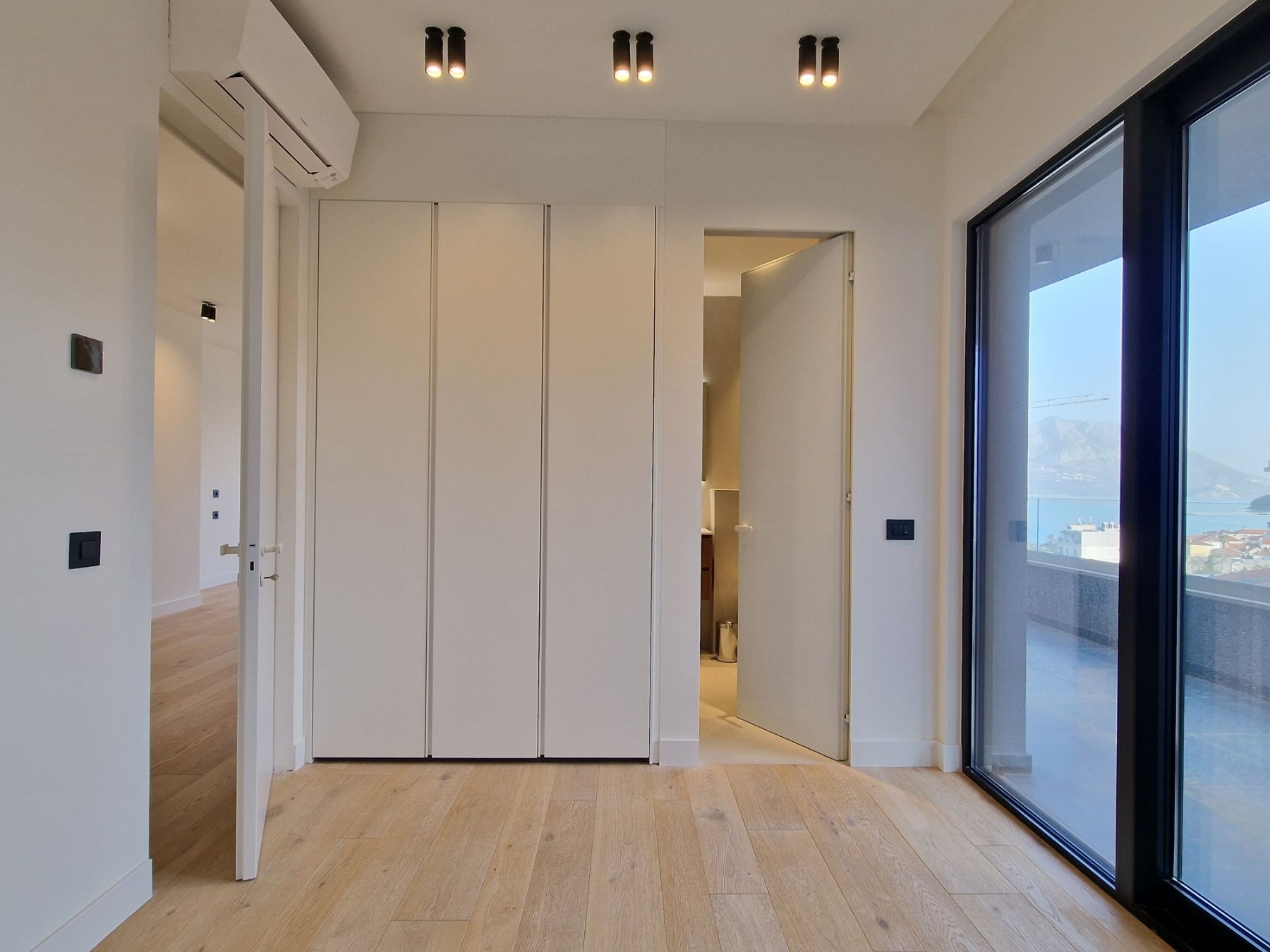 EKSKLUZIVAN TROSOBAN STAN (149m2) SA PANORAMSKIM POGLEDOM NA MORE I DVA PARKING MESTA NA SAMO 150 METARA OD MORA.GOSPOSTINA -BUDVA - Amfora Real Estate