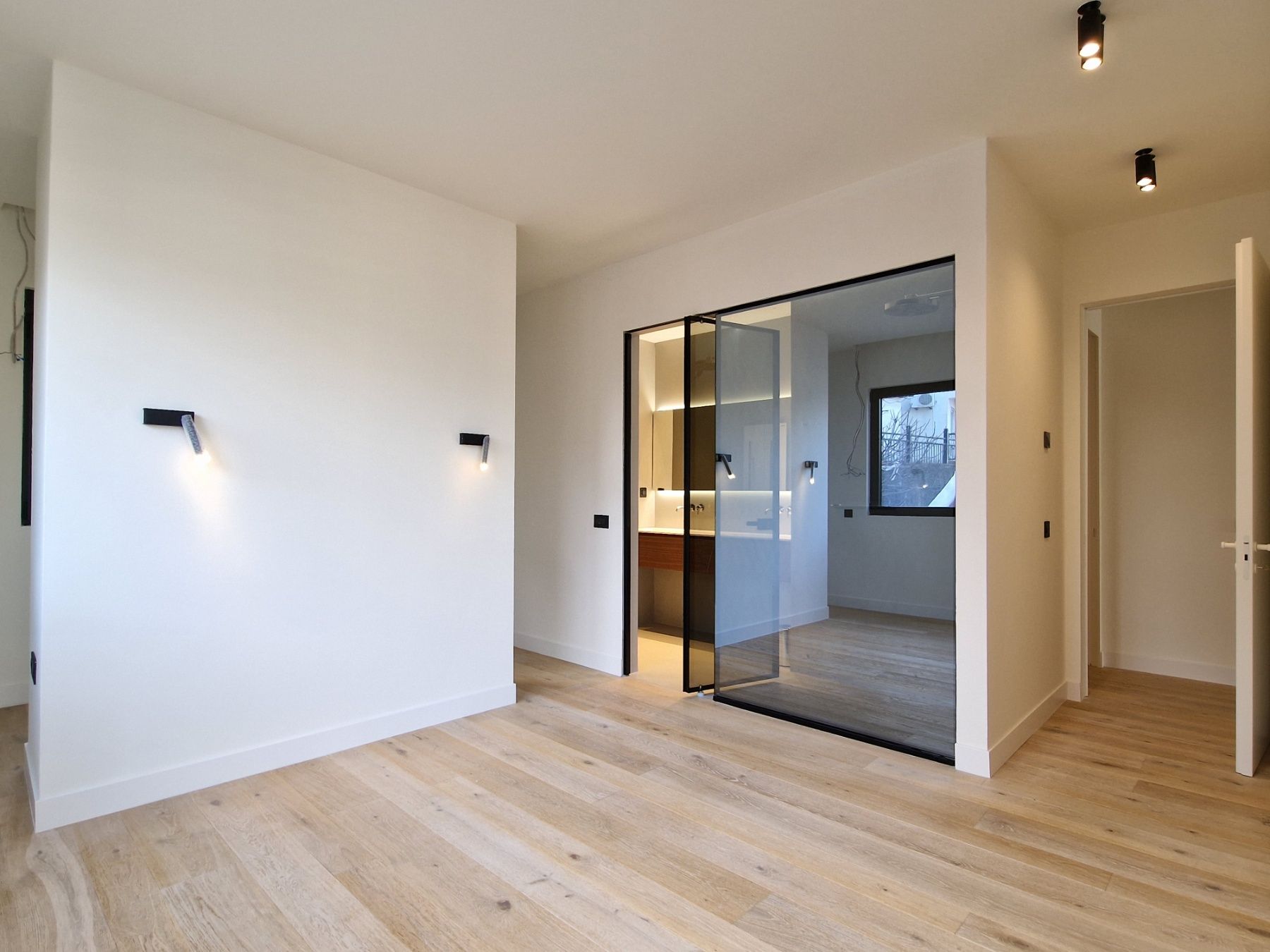 EKSKLUZIVAN TROSOBAN STAN (149m2) SA PANORAMSKIM POGLEDOM NA MORE I DVA PARKING MESTA NA SAMO 150 METARA OD MORA.GOSPOSTINA -BUDVA - Amfora Real Estate