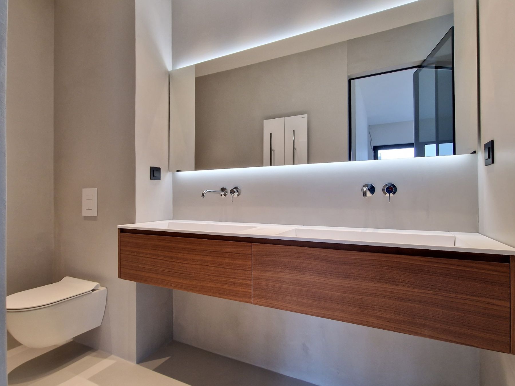 EKSKLUZIVAN TROSOBAN STAN (149m2) SA PANORAMSKIM POGLEDOM NA MORE I DVA PARKING MESTA NA SAMO 150 METARA OD MORA.GOSPOSTINA -BUDVA - Amfora Real Estate