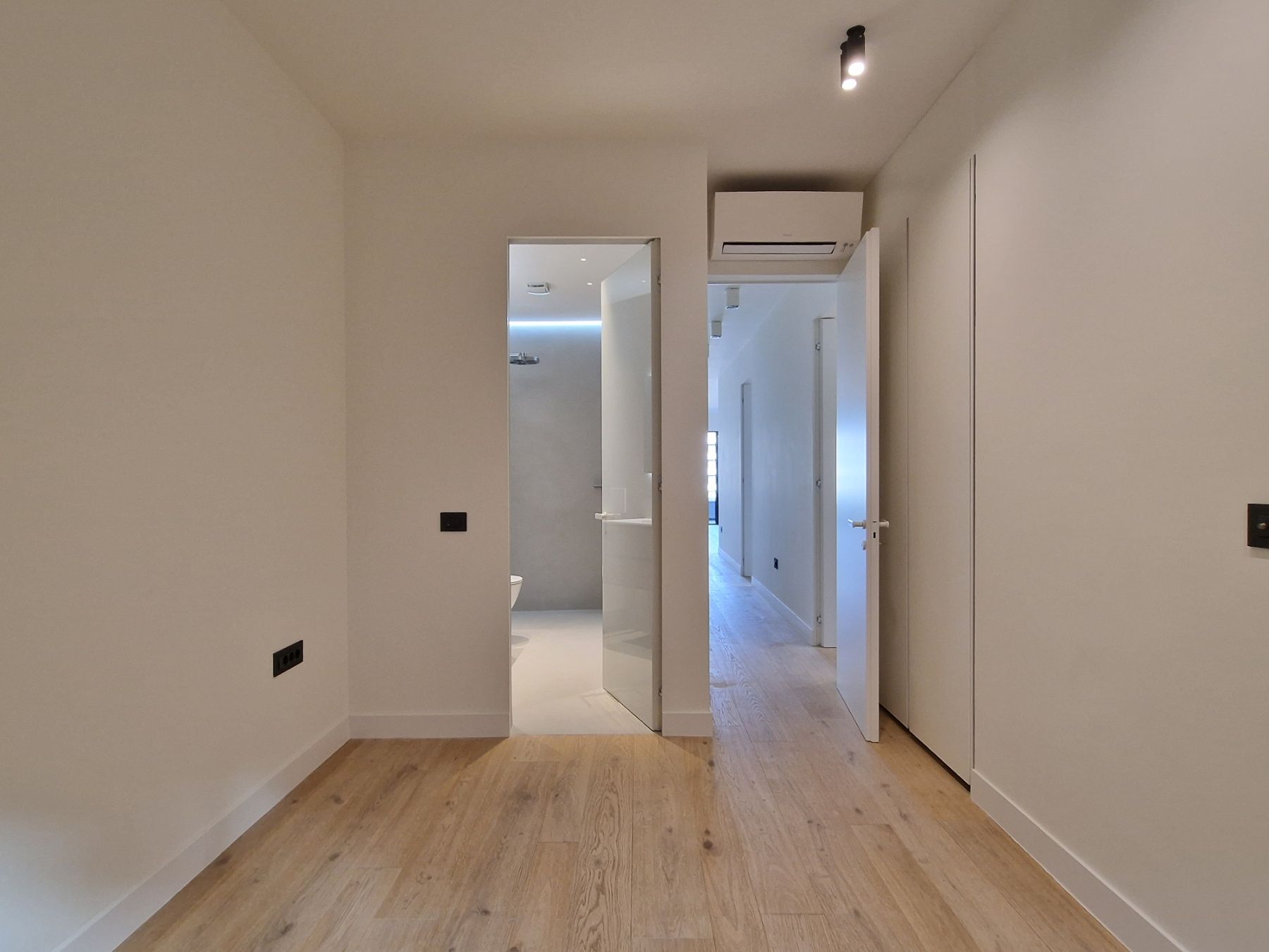 EKSKLUZIVAN TROSOBAN STAN (149m2) SA PANORAMSKIM POGLEDOM NA MORE I DVA PARKING MESTA NA SAMO 150 METARA OD MORA.GOSPOSTINA -BUDVA - Amfora Real Estate