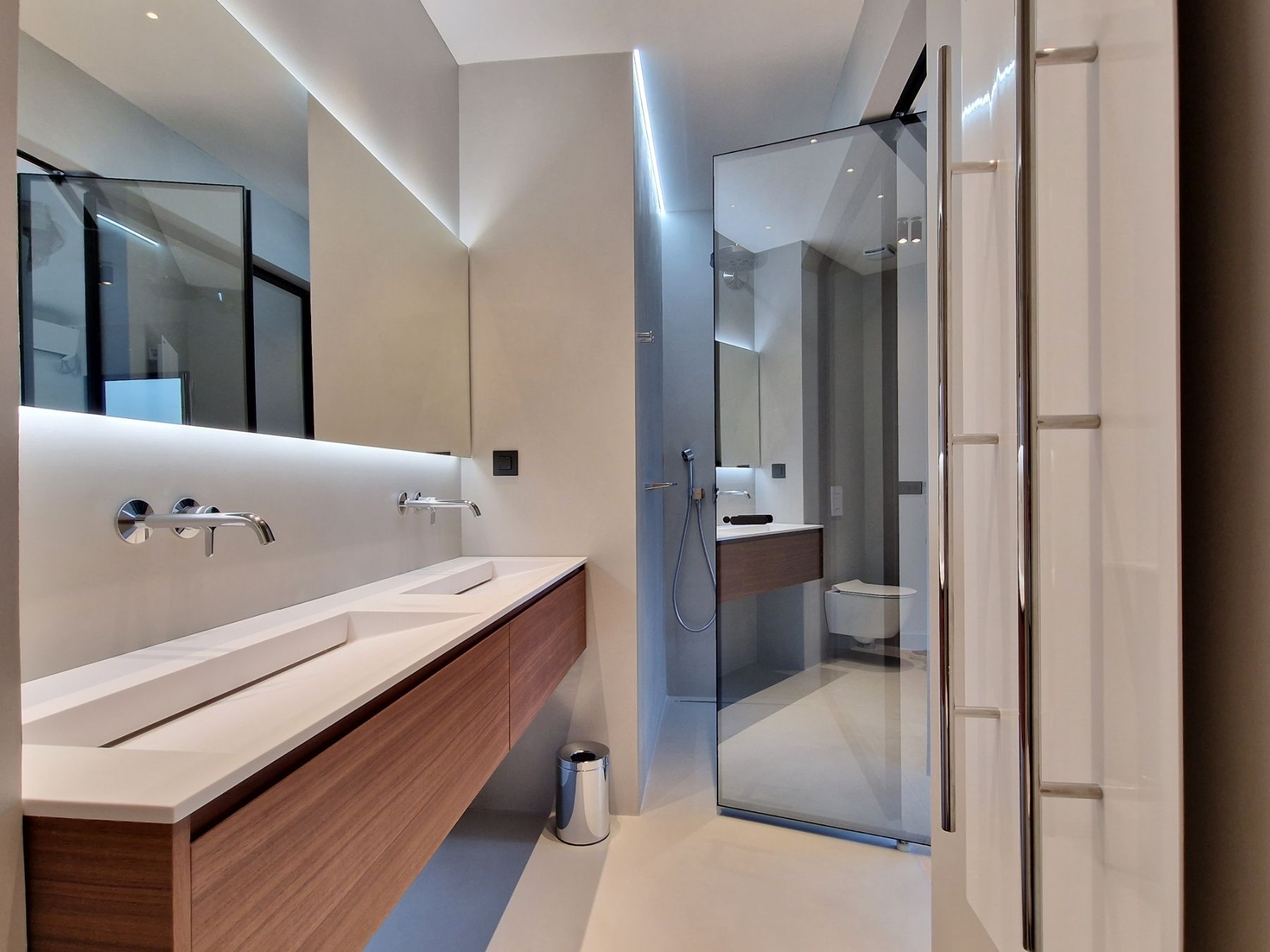 EKSKLUZIVAN TROSOBAN STAN (149m2) SA PANORAMSKIM POGLEDOM NA MORE I DVA PARKING MESTA NA SAMO 150 METARA OD MORA.GOSPOSTINA -BUDVA - Amfora Real Estate