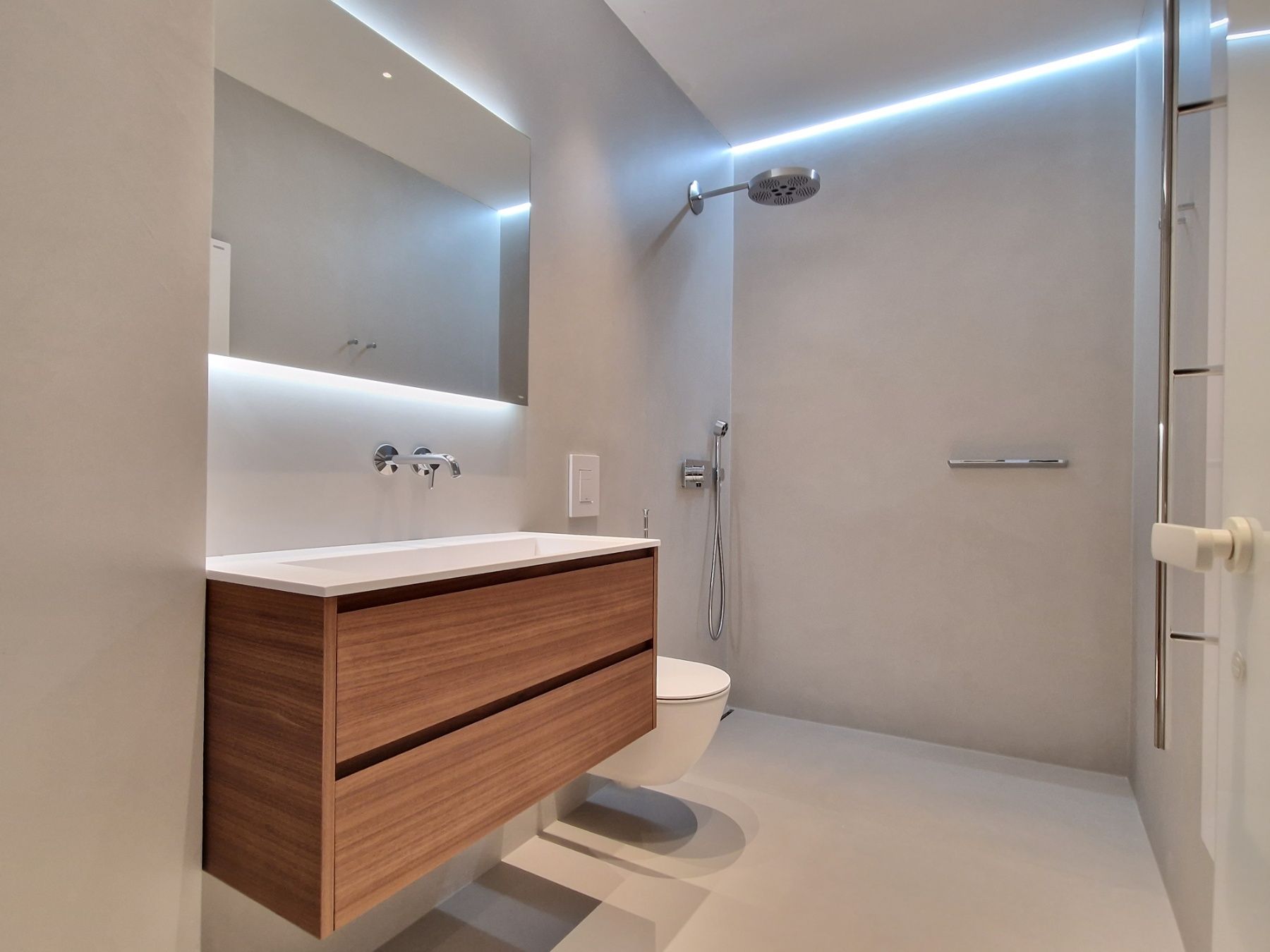 EKSKLUZIVAN TROSOBAN STAN (149m2) SA PANORAMSKIM POGLEDOM NA MORE I DVA PARKING MESTA NA SAMO 150 METARA OD MORA.GOSPOSTINA -BUDVA - Amfora Real Estate