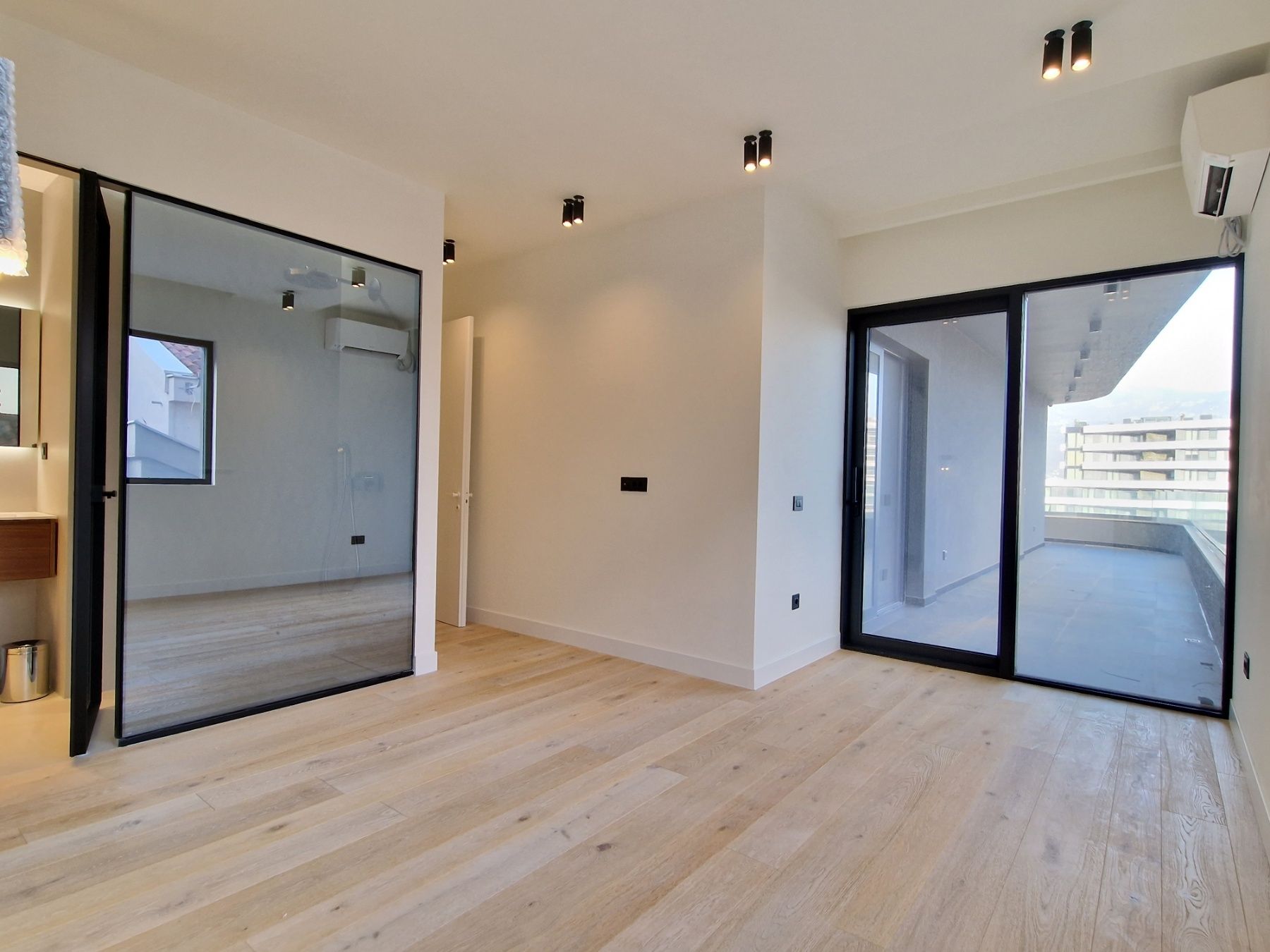 EKSKLUZIVAN TROSOBAN STAN (149m2) SA PANORAMSKIM POGLEDOM NA MORE I DVA PARKING MESTA NA SAMO 150 METARA OD MORA.GOSPOSTINA -BUDVA - Amfora Real Estate