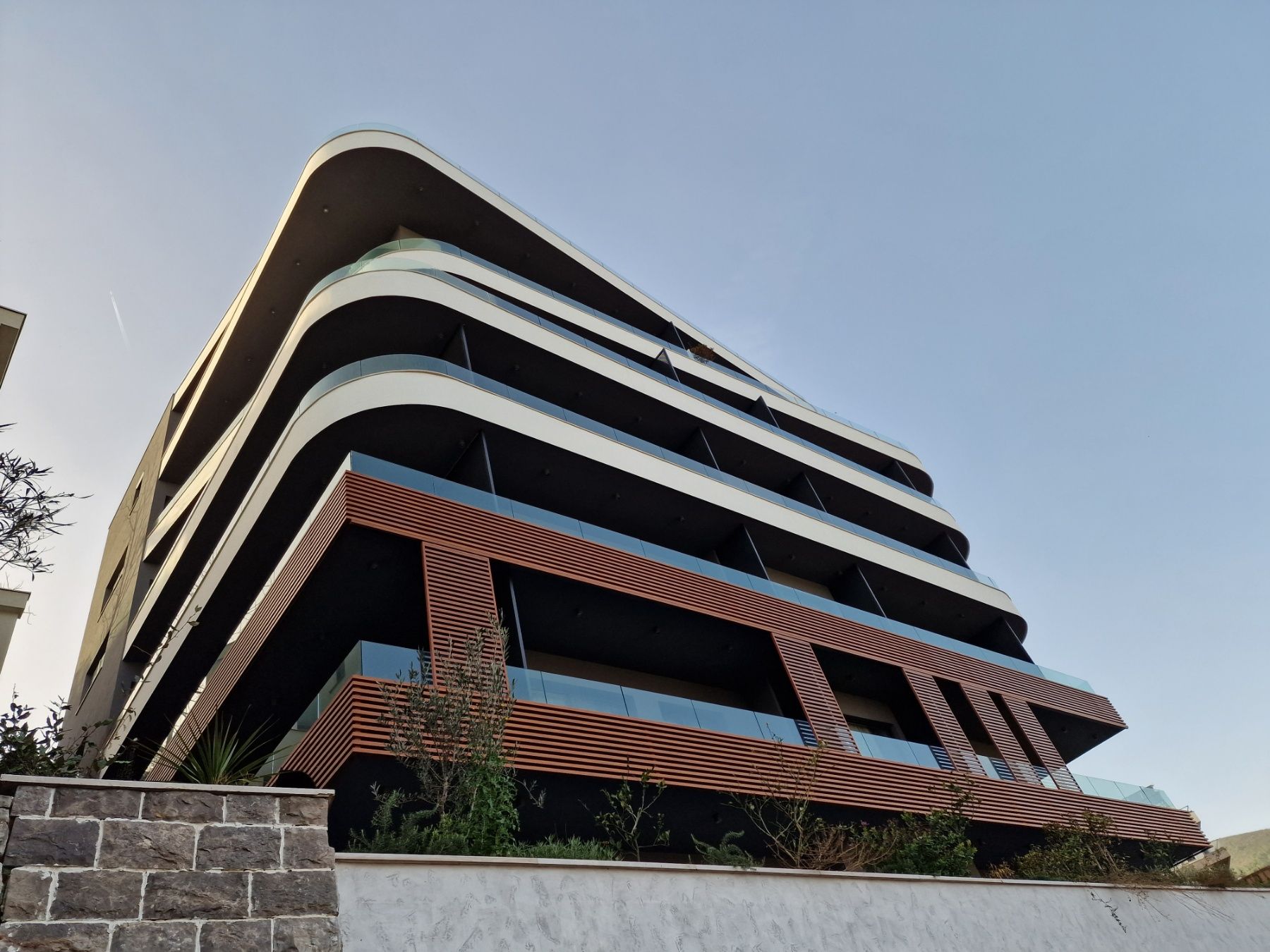 EKSKLUZIVAN TROSOBAN STAN (149m2) SA PANORAMSKIM POGLEDOM NA MORE I DVA PARKING MESTA NA SAMO 150 METARA OD MORA.GOSPOSTINA -BUDVA - Amfora Real Estate