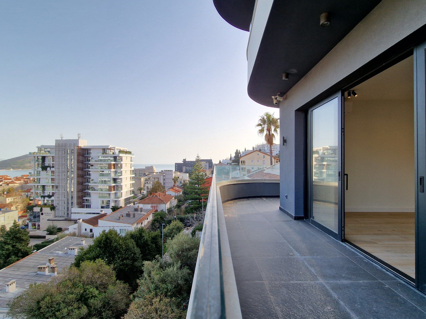 EKSKLUZIVAN TROSOBAN STAN (149m2) SA PANORAMSKIM POGLEDOM NA MORE I DVA PARKING MESTA NA SAMO 150 METARA OD MORA.GOSPOSTINA -BUDVA - Amfora Real Estate