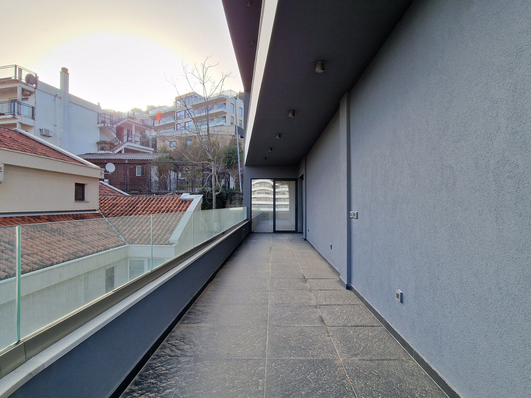 EKSKLUZIVAN TROSOBAN STAN (149m2) SA PANORAMSKIM POGLEDOM NA MORE I DVA PARKING MESTA NA SAMO 150 METARA OD MORA.GOSPOSTINA -BUDVA - Amfora Real Estate