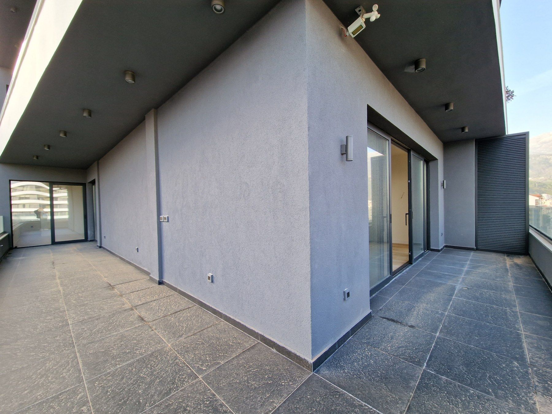 EKSKLUZIVAN TROSOBAN STAN (149m2) SA PANORAMSKIM POGLEDOM NA MORE I DVA PARKING MESTA NA SAMO 150 METARA OD MORA.GOSPOSTINA -BUDVA - Amfora Real Estate