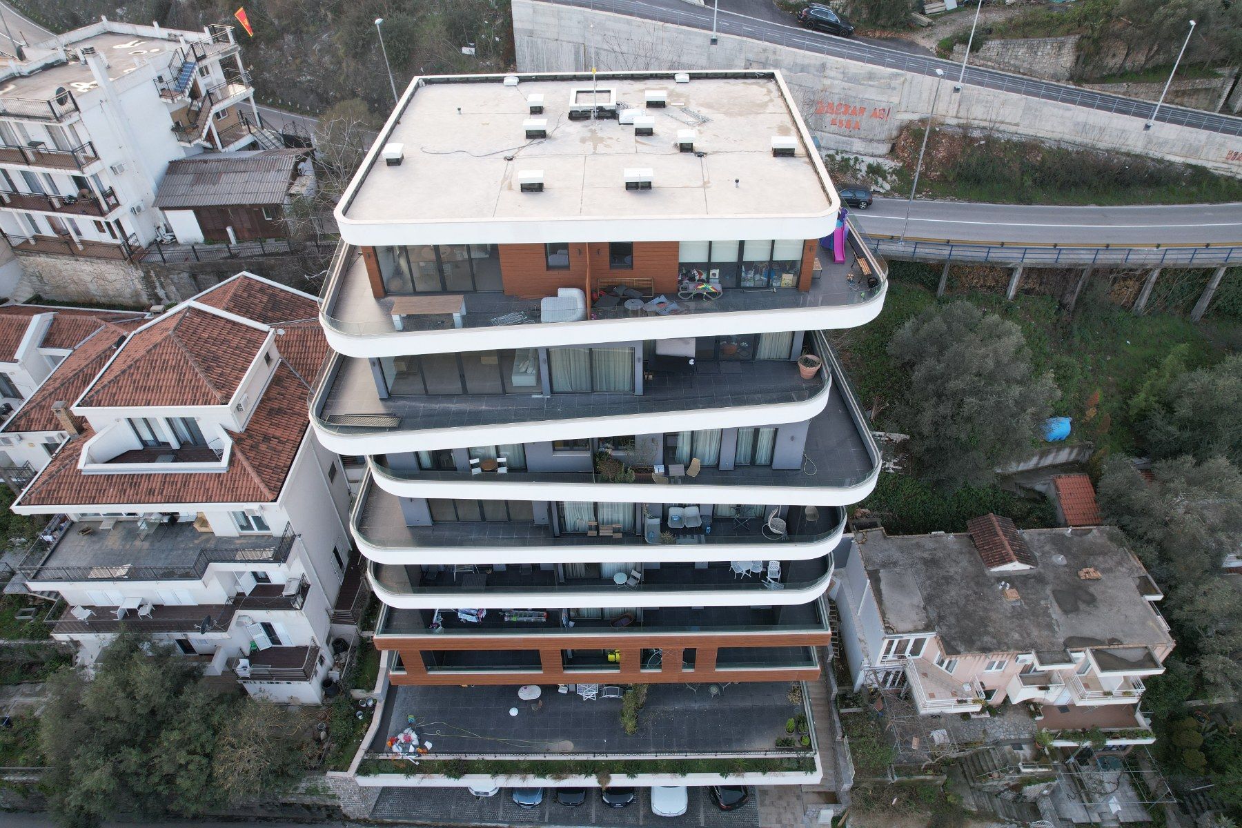 EKSKLUZIVAN TROSOBAN STAN (149m2) SA PANORAMSKIM POGLEDOM NA MORE I DVA PARKING MESTA NA SAMO 150 METARA OD MORA.GOSPOSTINA -BUDVA - Amfora Real Estate