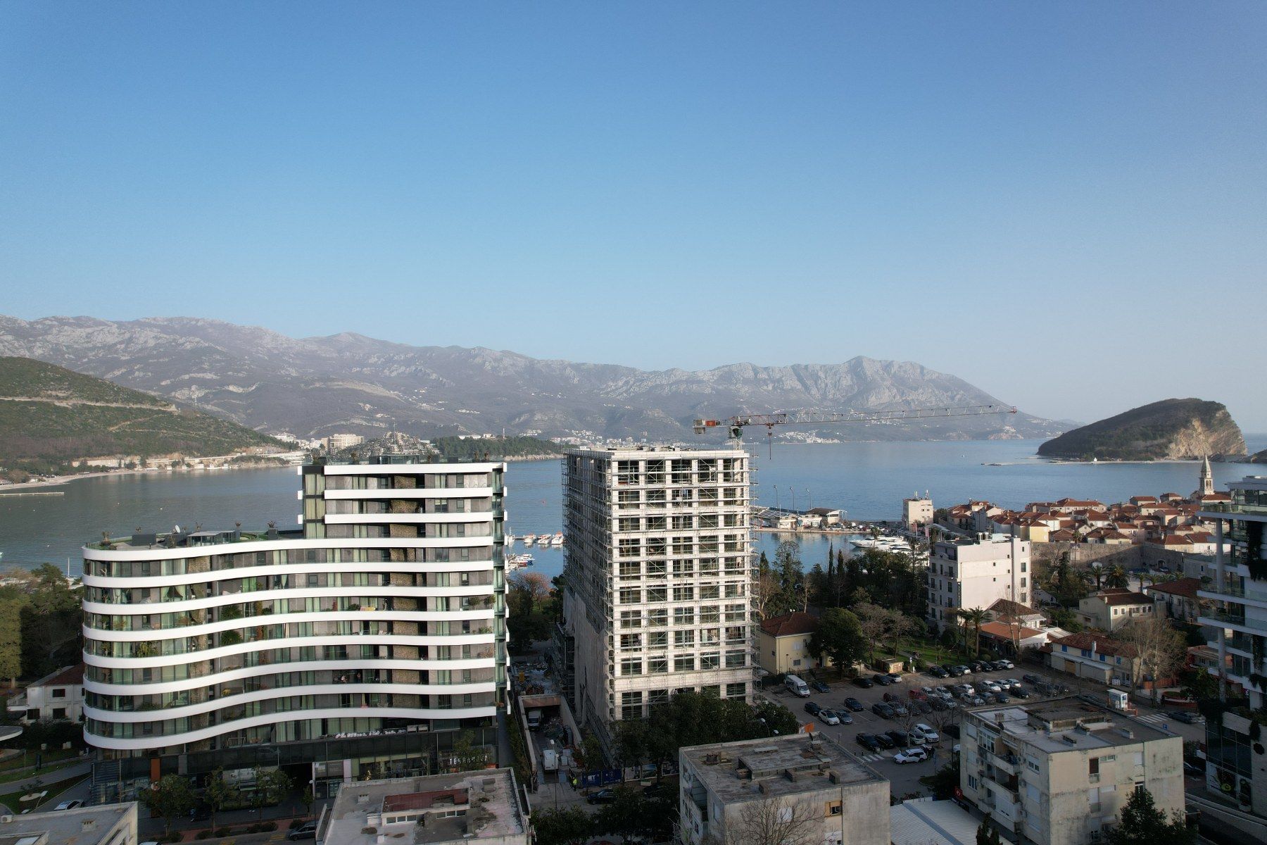 EKSKLUZIVAN TROSOBAN STAN (149m2) SA PANORAMSKIM POGLEDOM NA MORE I DVA PARKING MESTA NA SAMO 150 METARA OD MORA.GOSPOSTINA -BUDVA - Amfora Real Estate