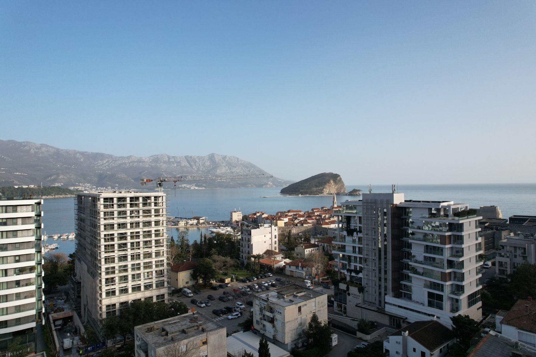EKSKLUZIVAN TROSOBAN STAN (149m2) SA PANORAMSKIM POGLEDOM NA MORE I DVA PARKING MESTA NA SAMO 150 METARA OD MORA.GOSPOSTINA -BUDVA - Amfora Real Estate