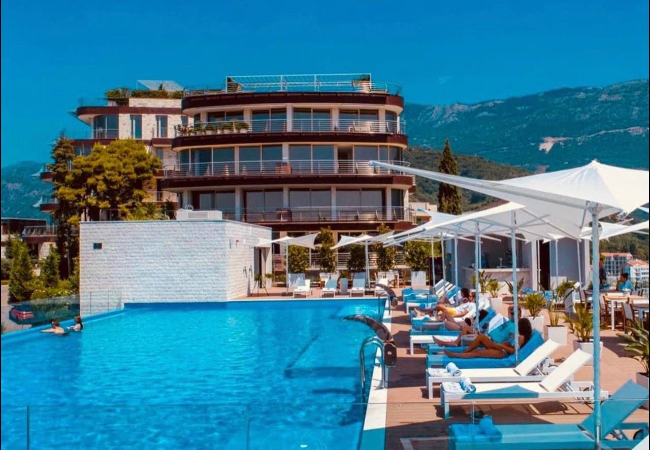 Luksuzan dvosoban stan 157m2 sa jacuzzi kadom i pogledom na more u rezidencijalnom kompleksu DUKLEY GARDENS,Zavala. - Amfora Real Estate