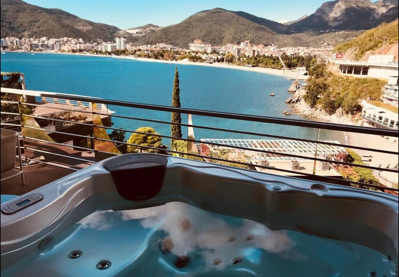 Luksuzan dvosoban stan 157m2 sa jacuzzi kadom i pogledom na more u rezidencijalnom kompleksu DUKLEY GARDENS,Zavala. - Amfora Real Estate