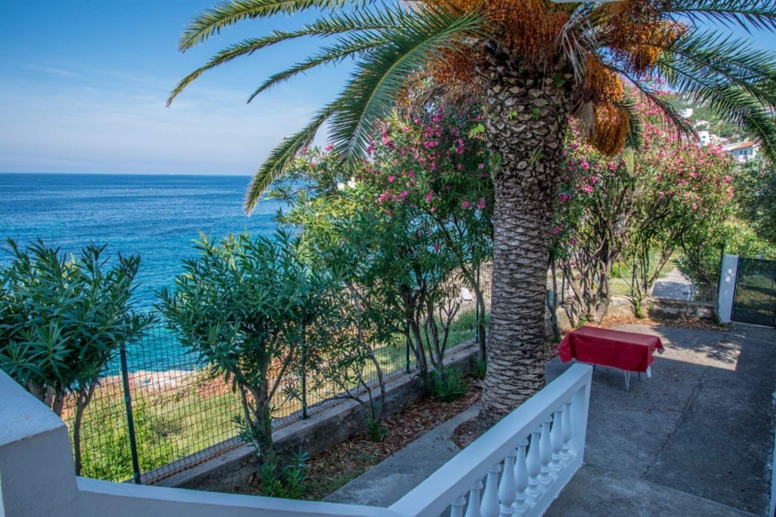 Dvospratna kuca (90m2) na prvoj liniji do mora sa sopstvenom plažom i panoramskim pogledom,Dobre Vode,Bar. - Amfora Real Estate