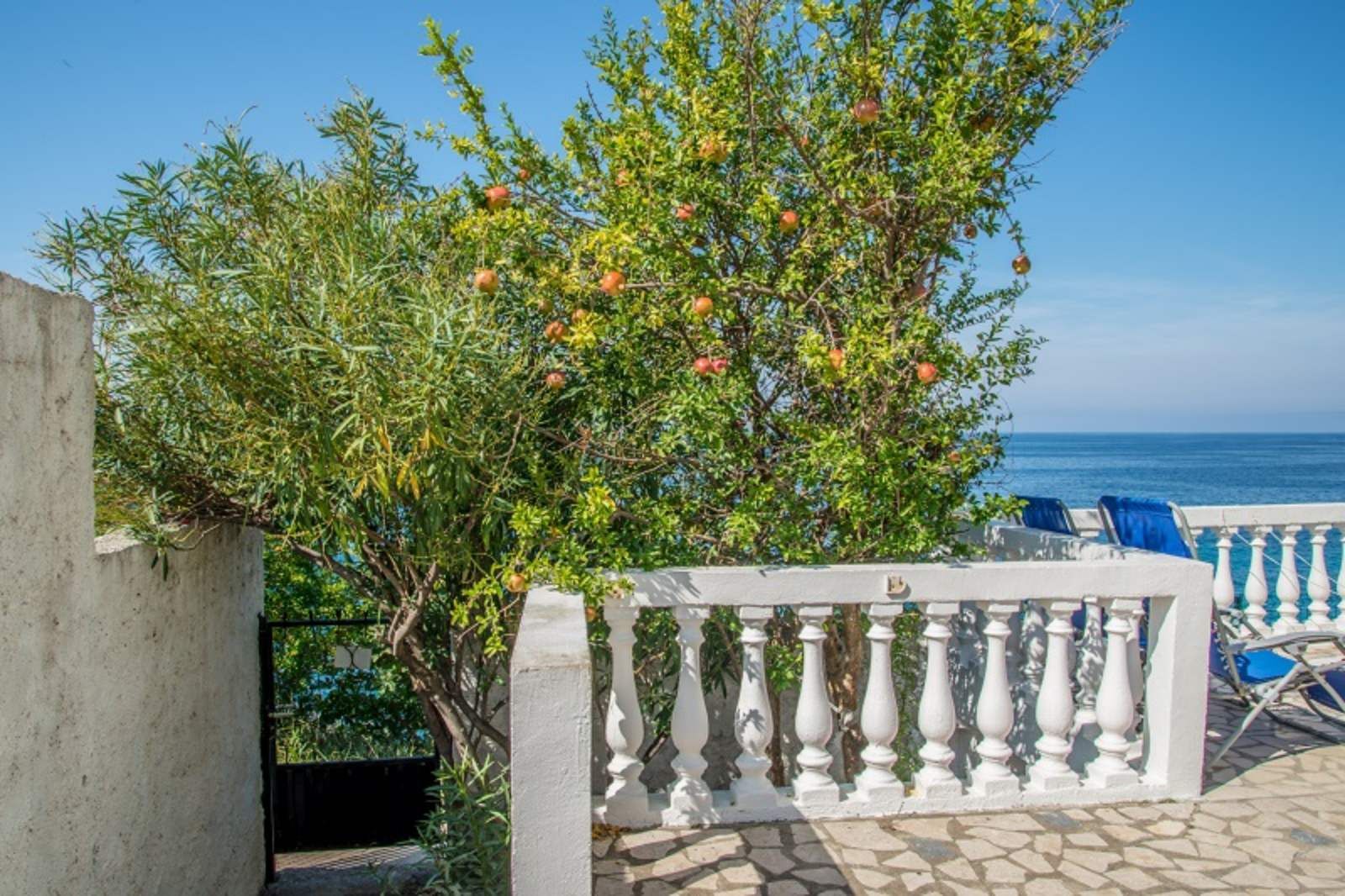 Dvospratna kuca (90m2) na prvoj liniji do mora sa sopstvenom plažom i panoramskim pogledom,Dobre Vode,Bar. - Amfora Real Estate