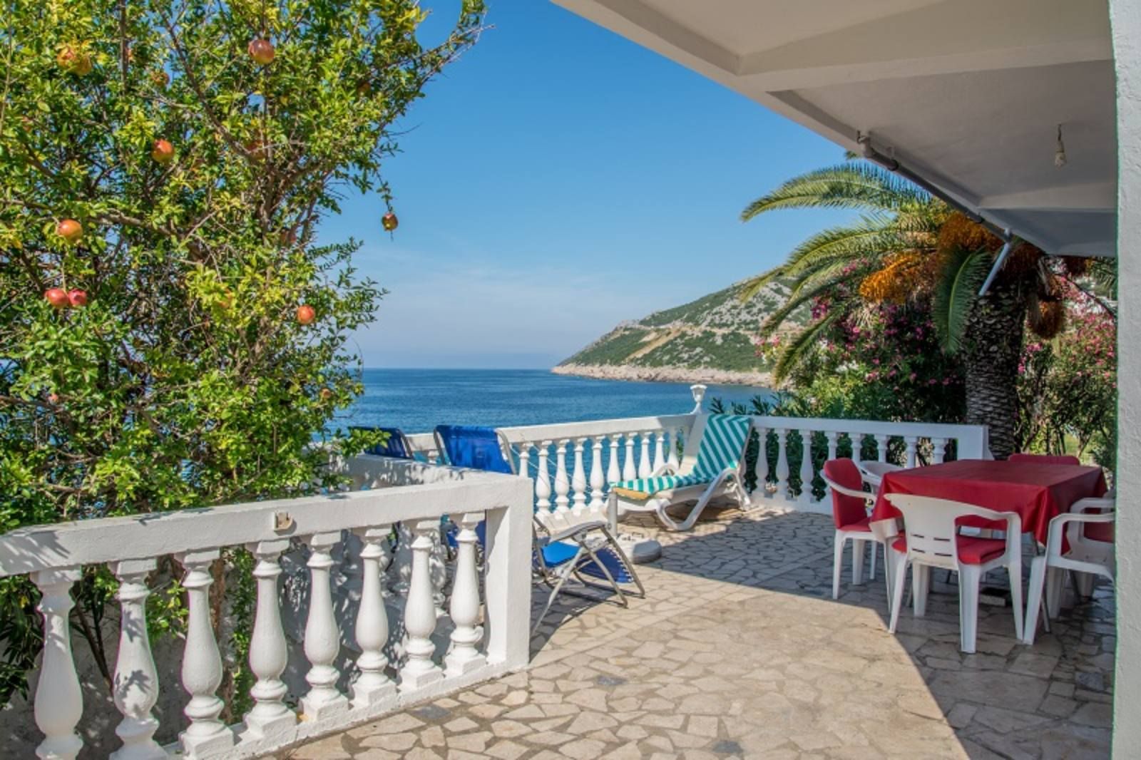 Dvospratna kuca (90m2) na prvoj liniji do mora sa sopstvenom plažom i panoramskim pogledom,Dobre Vode,Bar. - Amfora Real Estate