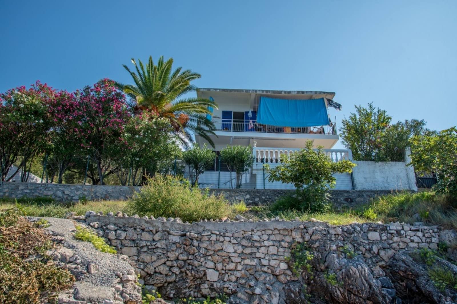 Dvospratna kuca (90m2) na prvoj liniji do mora sa sopstvenom plažom i panoramskim pogledom,Dobre Vode,Bar. - Amfora Real Estate