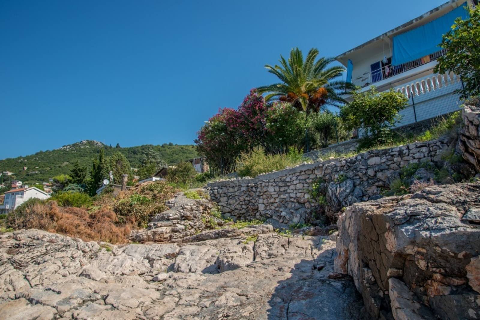 Dvospratna kuca (90m2) na prvoj liniji do mora sa sopstvenom plažom i panoramskim pogledom,Dobre Vode,Bar. - Amfora Real Estate