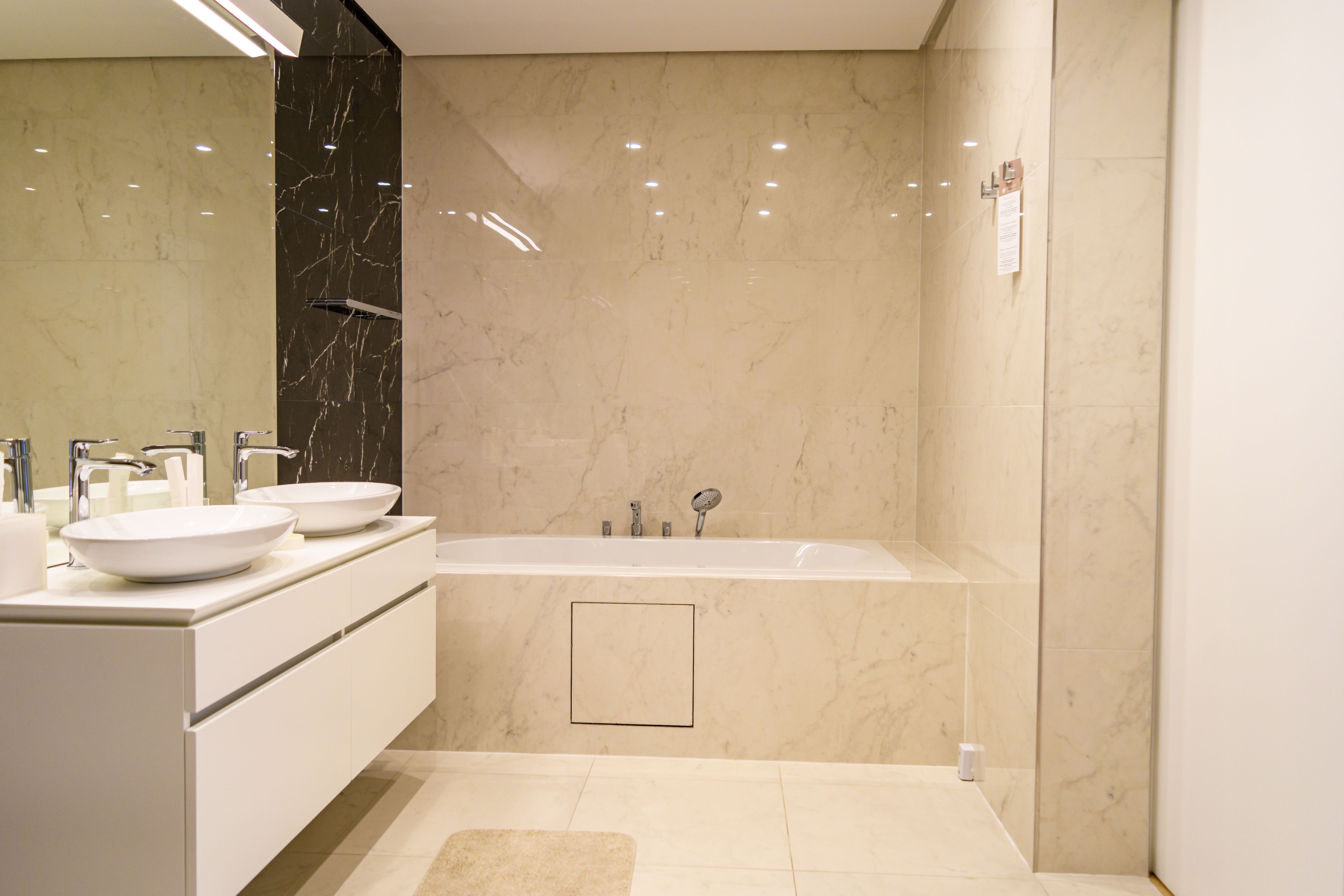 Luksuzan dvosoban stan 146m2 sa bočnim pogledom na more u rezidencijalnom kompleksu DUKLEY GARDENS ,BUDVA. - Amfora Real Estate