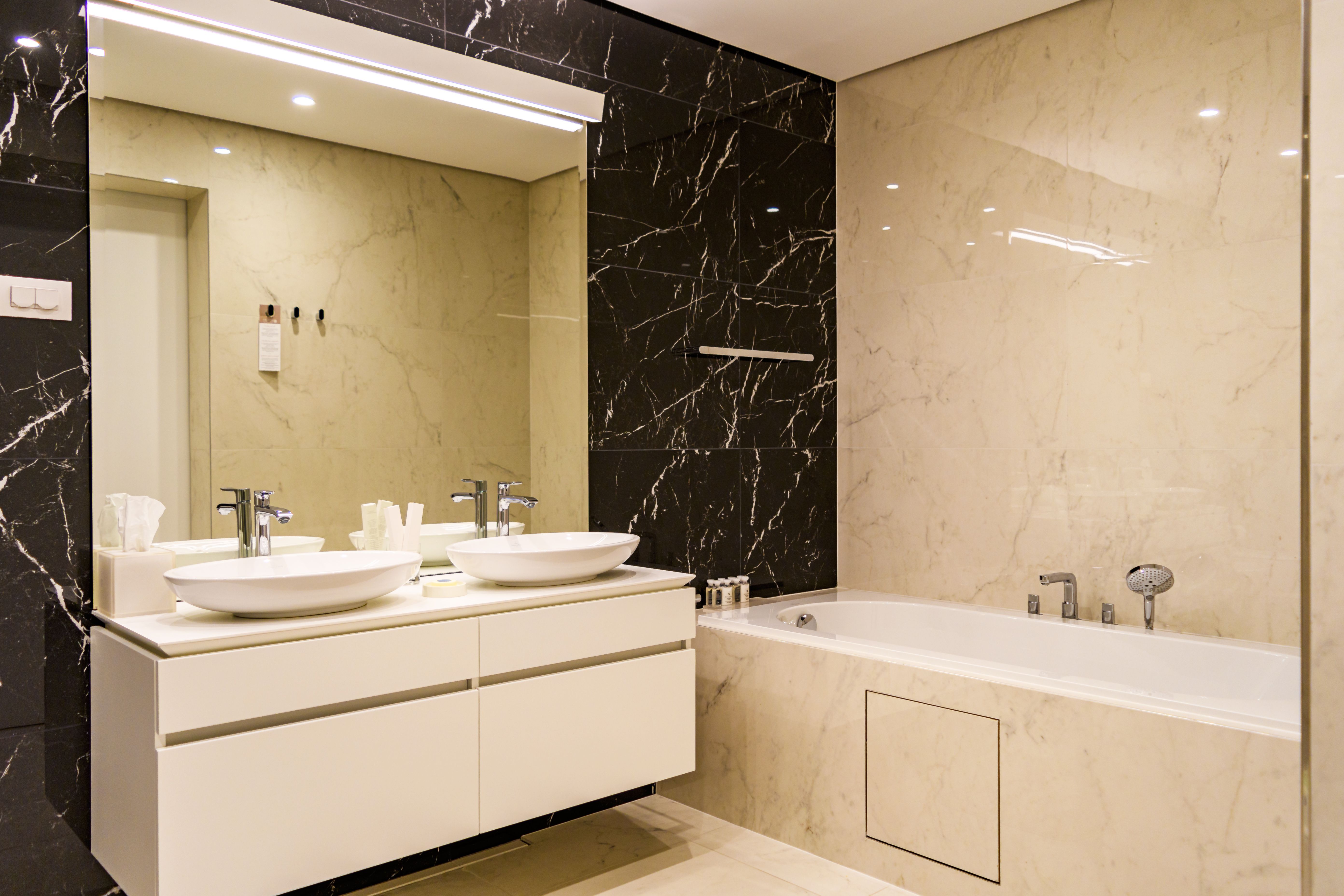 Luksuzan dvosoban stan 146m2 sa bočnim pogledom na more u rezidencijalnom kompleksu DUKLEY GARDENS ,BUDVA. - Amfora Real Estate