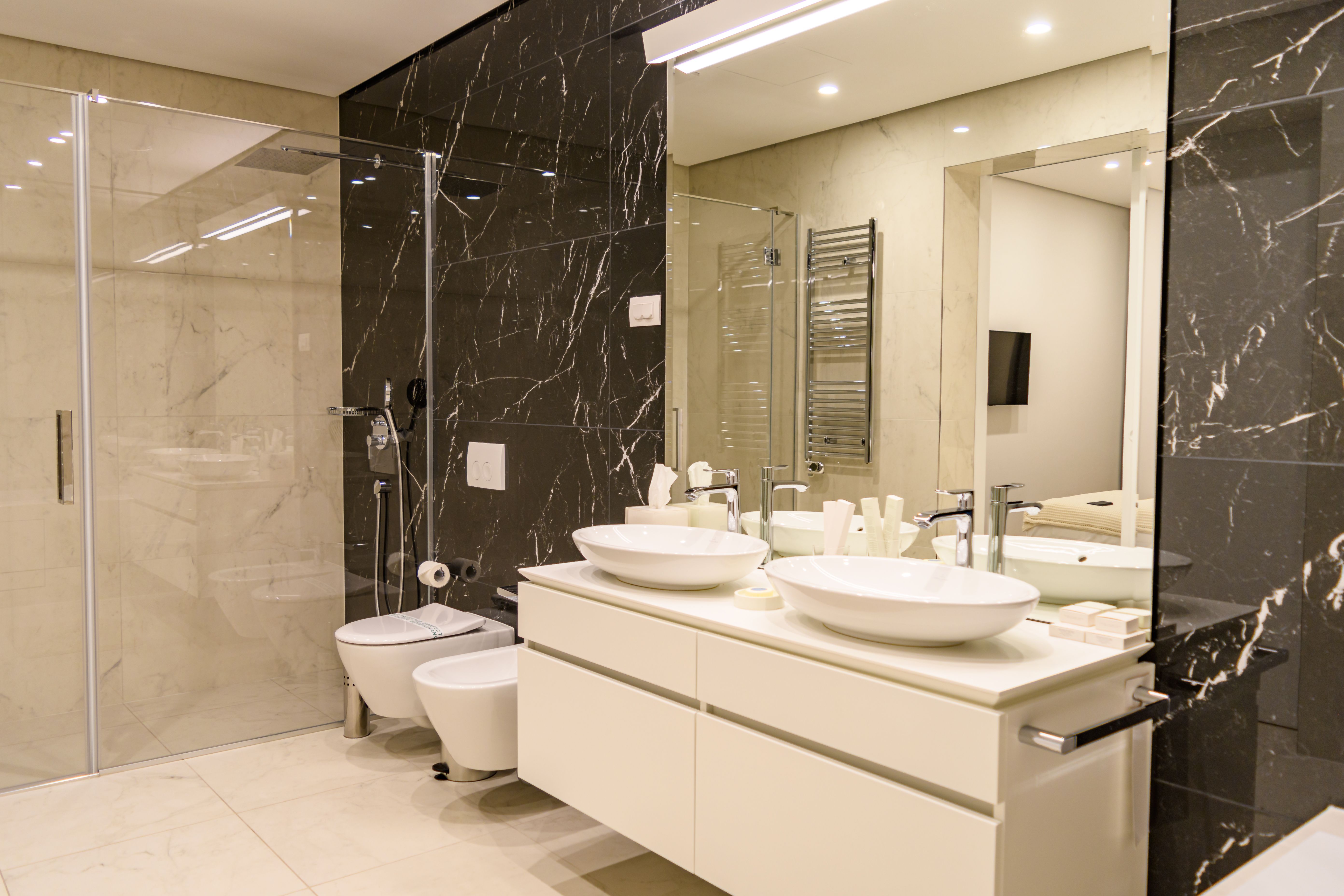 Luksuzan dvosoban stan 146m2 sa bočnim pogledom na more u rezidencijalnom kompleksu DUKLEY GARDENS ,BUDVA. - Amfora Real Estate